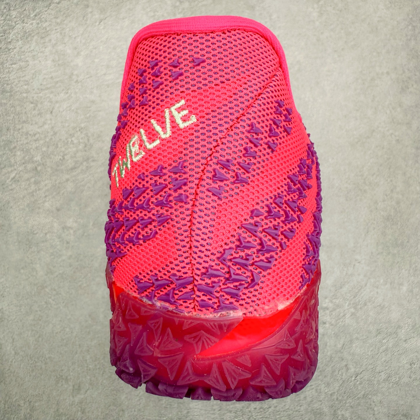 图片[8]-NK JA3 EP 莫兰特三代低帮篮球鞋 以鲜艳明亮的色调脱颖而出。鞋舌上醒目地展示着 “ JA ” 标志，而后跟上的 “ 12 ：AM ” 则以独特的设计呈现。鞋头和鞋舌采用透气运动网布制成，确保舒适耐用。在第一款鞋型的基础上进行了重大升级，采用更为挺拔的鞋口设计，为脚踝带来更佳的包裹与支撑感。侧面独特波纹纹理细节，打破了单调，赋予鞋子灵动与活力的视觉体验。中底部分巧妙借鉴了科比 5 的经典元素，融入斑点细节，增强了整体美学吸引力。实拍调校N版已经零色差零失真 百分百还原实物色彩所见即所得 不存在货不对板色差等低级问题 选购参考实物拍摄 不混卖不参货 只用心做好货严格选品 承诺混一赔十 尺码：40 40.5 41 42 42.5 43 44 44.5 45 46-选品中心