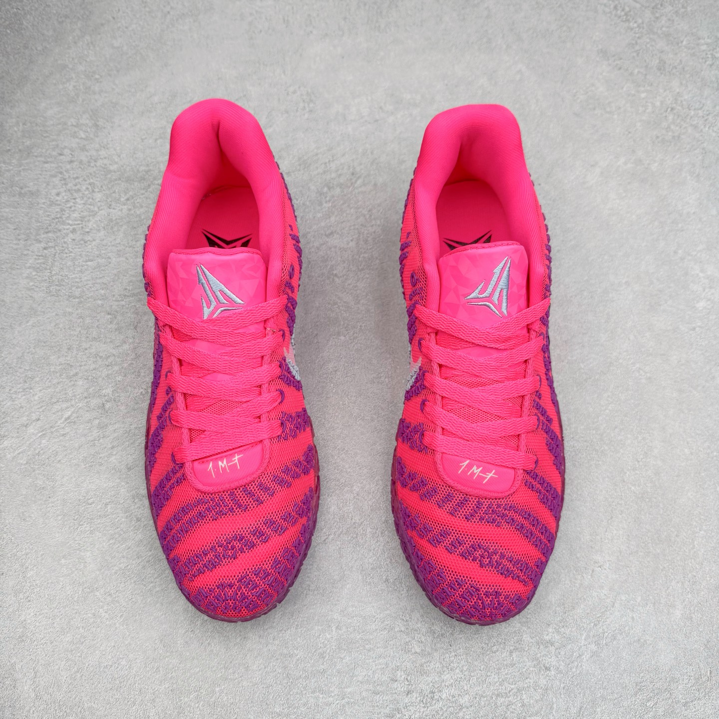 图片[2]-NK JA3 EP 莫兰特三代低帮篮球鞋 以鲜艳明亮的色调脱颖而出。鞋舌上醒目地展示着 “ JA ” 标志，而后跟上的 “ 12 ：AM ” 则以独特的设计呈现。鞋头和鞋舌采用透气运动网布制成，确保舒适耐用。在第一款鞋型的基础上进行了重大升级，采用更为挺拔的鞋口设计，为脚踝带来更佳的包裹与支撑感。侧面独特波纹纹理细节，打破了单调，赋予鞋子灵动与活力的视觉体验。中底部分巧妙借鉴了科比 5 的经典元素，融入斑点细节，增强了整体美学吸引力。实拍调校N版已经零色差零失真 百分百还原实物色彩所见即所得 不存在货不对板色差等低级问题 选购参考实物拍摄 不混卖不参货 只用心做好货严格选品 承诺混一赔十 尺码：40 40.5 41 42 42.5 43 44 44.5 45 46-选品中心