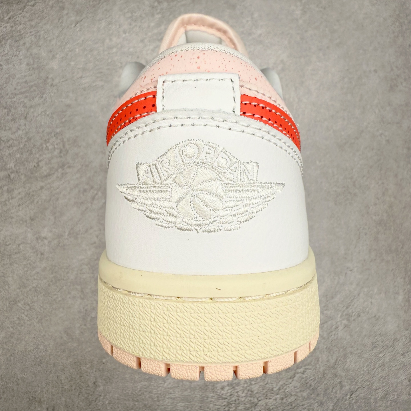 图片[8]-＃DT纯原 Air Jordan AJ1 Low 低帮 粉白红 IB8156-133 终端优势供应 市面中低帮最具代表性版本没有之一 口碑大厂出品 品控大底版型不断改良更新 全套原纸板楦头开发 确保原汁原味 完美呈现版型 完美零毛边处理 原厂内置全掌气垫 价格定位良心 平台专用代工流水线出品 一眼公司既视感 拿到手的一瞬间就与众不同 碾压市面所有版本 全部原鞋开发 每一个配色都会采购原鞋确认细节 打破市面看图做货无好货之说 尺码：35.5 36 36.5 37.5 38 38.5 39 40 40.5 41 42 42.5 43 44 44.5 45 46-选品中心