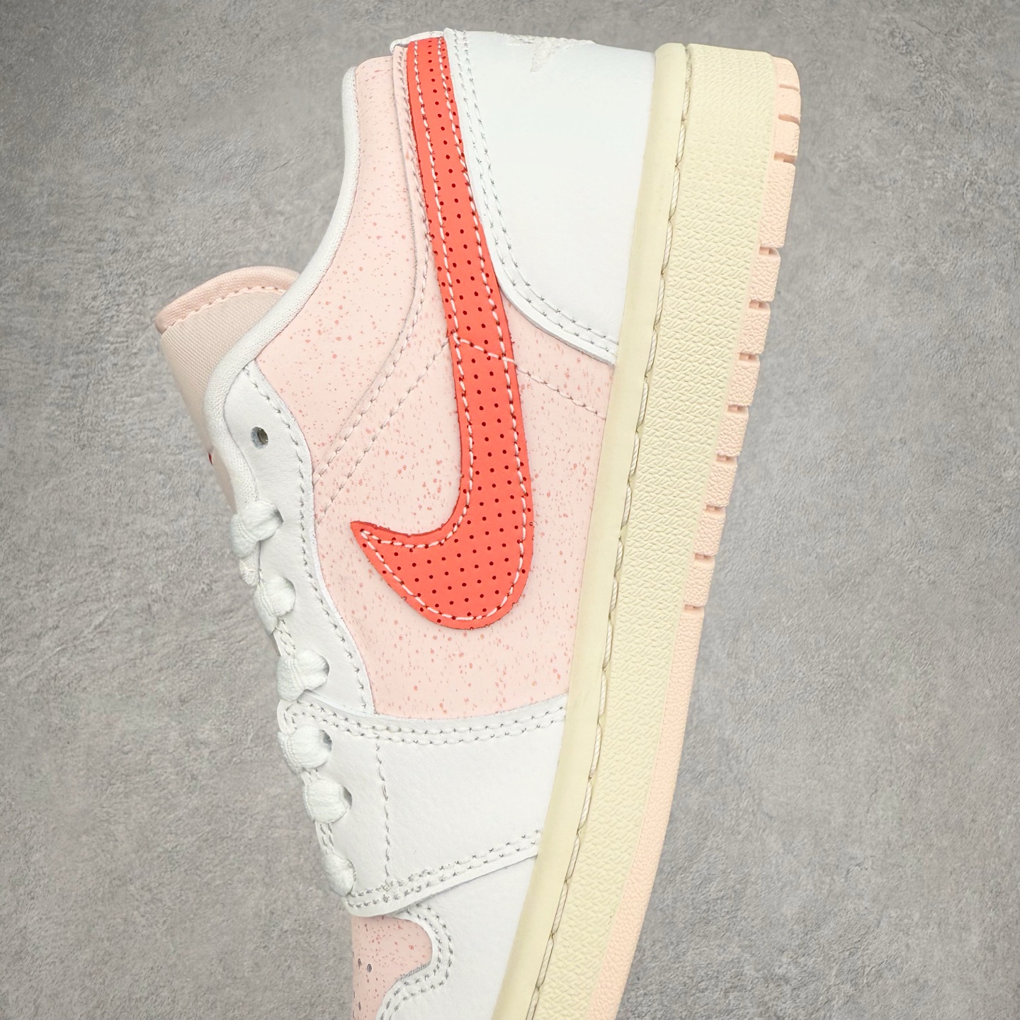 图片[7]-＃DT纯原 Air Jordan AJ1 Low 低帮 粉白红 IB8156-133 终端优势供应 市面中低帮最具代表性版本没有之一 口碑大厂出品 品控大底版型不断改良更新 全套原纸板楦头开发 确保原汁原味 完美呈现版型 完美零毛边处理 原厂内置全掌气垫 价格定位良心 平台专用代工流水线出品 一眼公司既视感 拿到手的一瞬间就与众不同 碾压市面所有版本 全部原鞋开发 每一个配色都会采购原鞋确认细节 打破市面看图做货无好货之说 尺码：35.5 36 36.5 37.5 38 38.5 39 40 40.5 41 42 42.5 43 44 44.5 45 46-选品中心