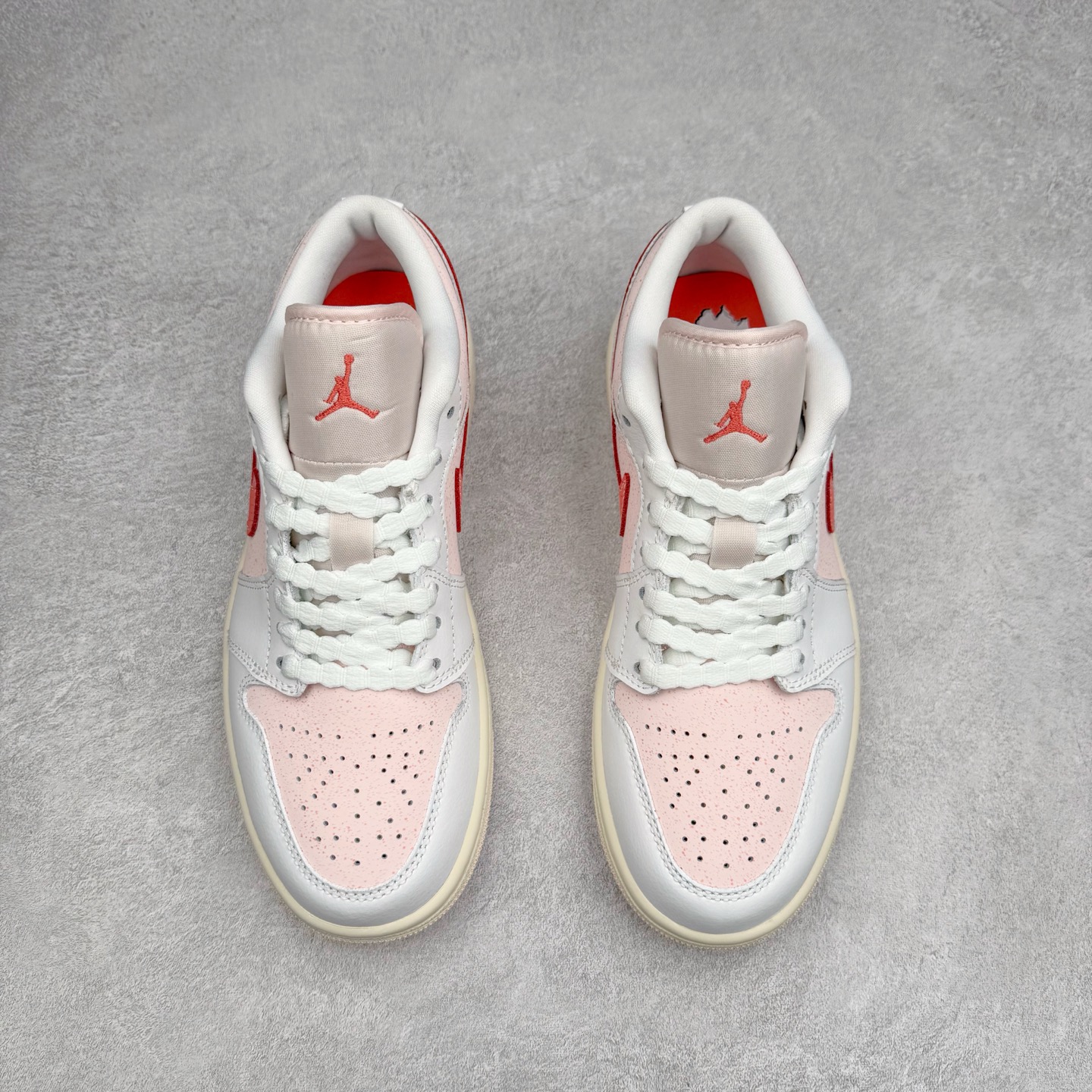 图片[2]-＃DT纯原 Air Jordan AJ1 Low 低帮 粉白红 IB8156-133 终端优势供应 市面中低帮最具代表性版本没有之一 口碑大厂出品 品控大底版型不断改良更新 全套原纸板楦头开发 确保原汁原味 完美呈现版型 完美零毛边处理 原厂内置全掌气垫 价格定位良心 平台专用代工流水线出品 一眼公司既视感 拿到手的一瞬间就与众不同 碾压市面所有版本 全部原鞋开发 每一个配色都会采购原鞋确认细节 打破市面看图做货无好货之说 尺码：35.5 36 36.5 37.5 38 38.5 39 40 40.5 41 42 42.5 43 44 44.5 45 46-选品中心