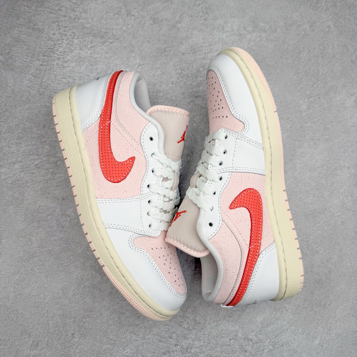 图片[3]-＃DT纯原 Air Jordan AJ1 Low 低帮 粉白红 IB8156-133 终端优势供应 市面中低帮最具代表性版本没有之一 口碑大厂出品 品控大底版型不断改良更新 全套原纸板楦头开发 确保原汁原味 完美呈现版型 完美零毛边处理 原厂内置全掌气垫 价格定位良心 平台专用代工流水线出品 一眼公司既视感 拿到手的一瞬间就与众不同 碾压市面所有版本 全部原鞋开发 每一个配色都会采购原鞋确认细节 打破市面看图做货无好货之说 尺码：35.5 36 36.5 37.5 38 38.5 39 40 40.5 41 42 42.5 43 44 44.5 45 46-选品中心