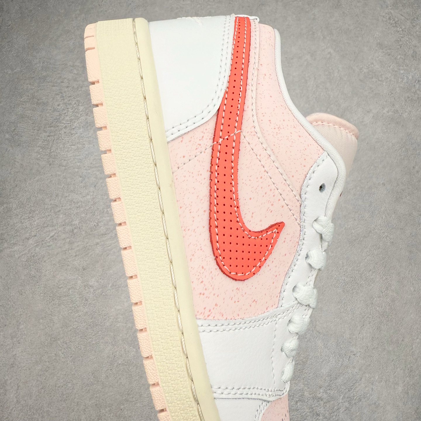 图片[6]-＃DT纯原 Air Jordan AJ1 Low 低帮 粉白红 IB8156-133 终端优势供应 市面中低帮最具代表性版本没有之一 口碑大厂出品 品控大底版型不断改良更新 全套原纸板楦头开发 确保原汁原味 完美呈现版型 完美零毛边处理 原厂内置全掌气垫 价格定位良心 平台专用代工流水线出品 一眼公司既视感 拿到手的一瞬间就与众不同 碾压市面所有版本 全部原鞋开发 每一个配色都会采购原鞋确认细节 打破市面看图做货无好货之说 尺码：35.5 36 36.5 37.5 38 38.5 39 40 40.5 41 42 42.5 43 44 44.5 45 46-选品中心