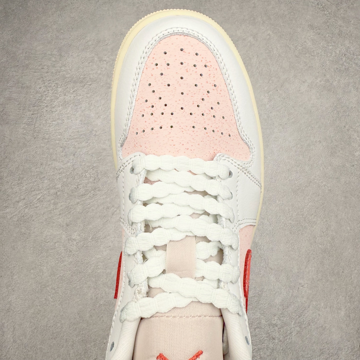 图片[4]-＃DT纯原 Air Jordan AJ1 Low 低帮 粉白红 IB8156-133 终端优势供应 市面中低帮最具代表性版本没有之一 口碑大厂出品 品控大底版型不断改良更新 全套原纸板楦头开发 确保原汁原味 完美呈现版型 完美零毛边处理 原厂内置全掌气垫 价格定位良心 平台专用代工流水线出品 一眼公司既视感 拿到手的一瞬间就与众不同 碾压市面所有版本 全部原鞋开发 每一个配色都会采购原鞋确认细节 打破市面看图做货无好货之说 尺码：35.5 36 36.5 37.5 38 38.5 39 40 40.5 41 42 42.5 43 44 44.5 45 46-选品中心