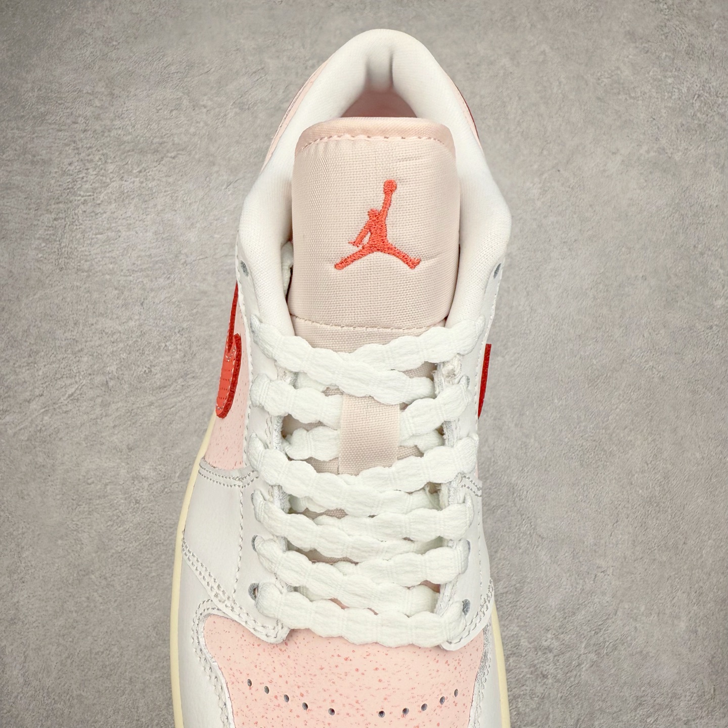 图片[5]-＃DT纯原 Air Jordan AJ1 Low 低帮 粉白红 IB8156-133 终端优势供应 市面中低帮最具代表性版本没有之一 口碑大厂出品 品控大底版型不断改良更新 全套原纸板楦头开发 确保原汁原味 完美呈现版型 完美零毛边处理 原厂内置全掌气垫 价格定位良心 平台专用代工流水线出品 一眼公司既视感 拿到手的一瞬间就与众不同 碾压市面所有版本 全部原鞋开发 每一个配色都会采购原鞋确认细节 打破市面看图做货无好货之说 尺码：35.5 36 36.5 37.5 38 38.5 39 40 40.5 41 42 42.5 43 44 44.5 45 46-选品中心