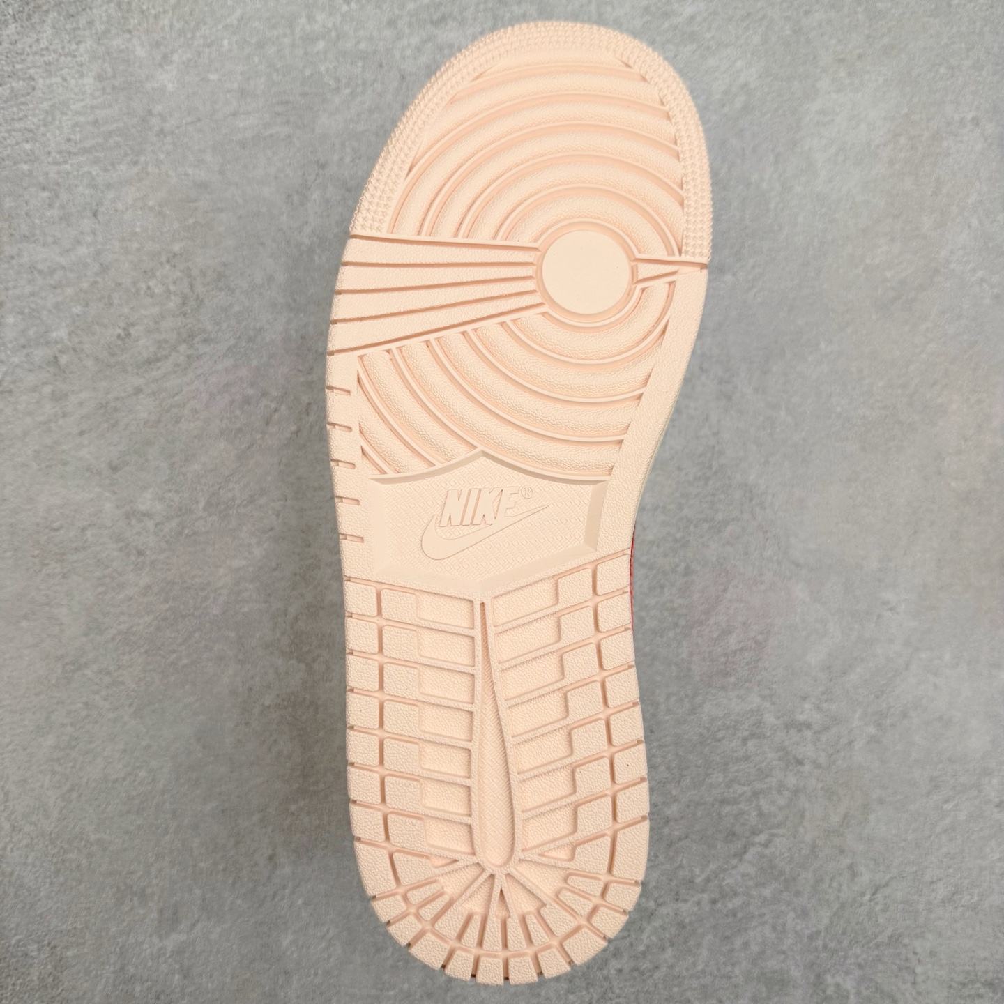 图片[9]-＃DT纯原 Air Jordan AJ1 Low 低帮 粉白红 IB8156-133 终端优势供应 市面中低帮最具代表性版本没有之一 口碑大厂出品 品控大底版型不断改良更新 全套原纸板楦头开发 确保原汁原味 完美呈现版型 完美零毛边处理 原厂内置全掌气垫 价格定位良心 平台专用代工流水线出品 一眼公司既视感 拿到手的一瞬间就与众不同 碾压市面所有版本 全部原鞋开发 每一个配色都会采购原鞋确认细节 打破市面看图做货无好货之说 尺码：35.5 36 36.5 37.5 38 38.5 39 40 40.5 41 42 42.5 43 44 44.5 45 46-选品中心