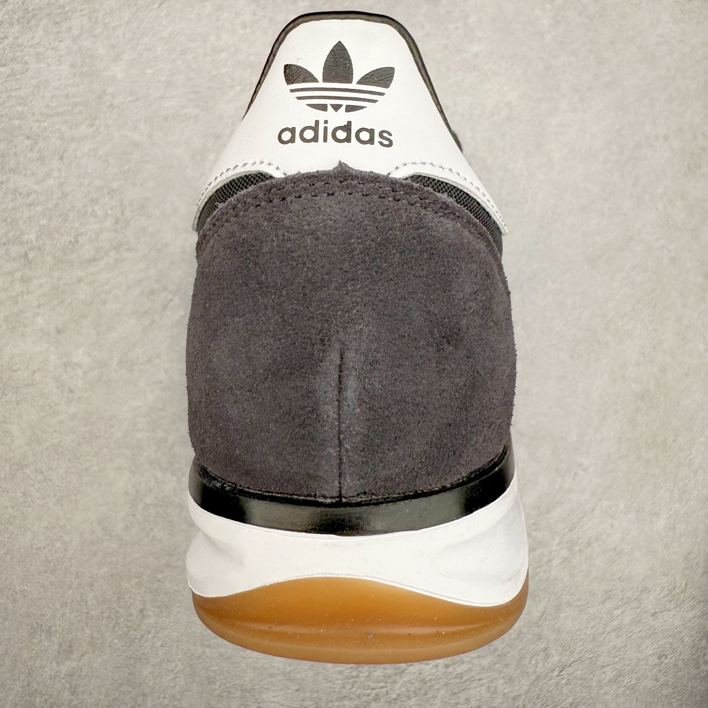 图片[8]-＃HP纯原 AD Wmns SL72 OG 系列德训足球风百搭低帮休闲运动板鞋 JI1282 采用高弹EVA+MODEL+RB三层组合底 区别市面RB一体大底 三层组合鞋底重量与原鞋一致 Originals 将有「T 头鞋」造型的诞生于 1972 年的 SL72 鞋款复刻带回 各位买鞋又有新选择了 1972 年 SL72 问世后 引领了后来阿迪达斯的跑鞋发展方向 其中「SL」代表了 Super Light 彰显了产品轻便的特性 1972 年 SL72 问世后 引领了后来阿迪达斯的跑鞋发展方向 其中「SL」代表了 Super Light 彰显了产品轻便的特性 这次 Originals 延续其轻质经典的基因 带来男女两款 SL72 男生款带来 SL72 RS 鞋型 RS 意为 Reshaped（重塑）鞋款在保留了经典的外观基础上 在尼龙材质里增加了填充物 使鞋型更加挺立和饱满 鞋头则更加圆润 鞋底的 EVA 材质则增加了鞋款的高度 女生款则带来 SL72 OG W 鞋型 OG 顾名思义则是致敬经典款式 相较于 RS（Reshaped）鞋款 鞋身更加纤细 其整体鞋身轮廓、线条、细节、材质上尊崇 70 年代 SL72 的设计 还原经典味道 尺码：36 36⅔ 37⅓ 38 38⅔ 39⅓ 40 40⅔ 41⅓ 42 42⅔ 43⅓ 44 44⅔ 45-选品中心