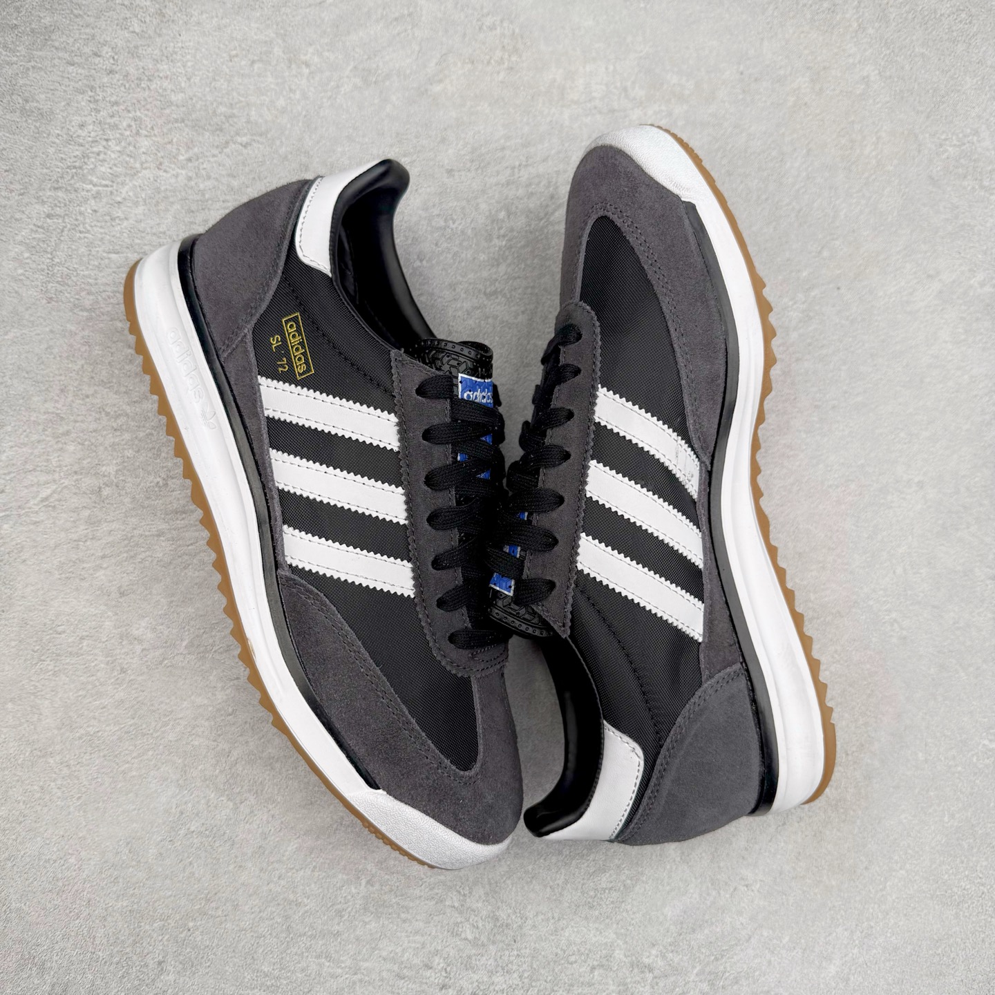 图片[3]-＃HP纯原 AD Wmns SL72 OG 系列德训足球风百搭低帮休闲运动板鞋 JI1282 采用高弹EVA+MODEL+RB三层组合底 区别市面RB一体大底 三层组合鞋底重量与原鞋一致 Originals 将有「T 头鞋」造型的诞生于 1972 年的 SL72 鞋款复刻带回 各位买鞋又有新选择了 1972 年 SL72 问世后 引领了后来阿迪达斯的跑鞋发展方向 其中「SL」代表了 Super Light 彰显了产品轻便的特性 1972 年 SL72 问世后 引领了后来阿迪达斯的跑鞋发展方向 其中「SL」代表了 Super Light 彰显了产品轻便的特性 这次 Originals 延续其轻质经典的基因 带来男女两款 SL72 男生款带来 SL72 RS 鞋型 RS 意为 Reshaped（重塑）鞋款在保留了经典的外观基础上 在尼龙材质里增加了填充物 使鞋型更加挺立和饱满 鞋头则更加圆润 鞋底的 EVA 材质则增加了鞋款的高度 女生款则带来 SL72 OG W 鞋型 OG 顾名思义则是致敬经典款式 相较于 RS（Reshaped）鞋款 鞋身更加纤细 其整体鞋身轮廓、线条、细节、材质上尊崇 70 年代 SL72 的设计 还原经典味道 尺码：36 36⅔ 37⅓ 38 38⅔ 39⅓ 40 40⅔ 41⅓ 42 42⅔ 43⅓ 44 44⅔ 45-选品中心