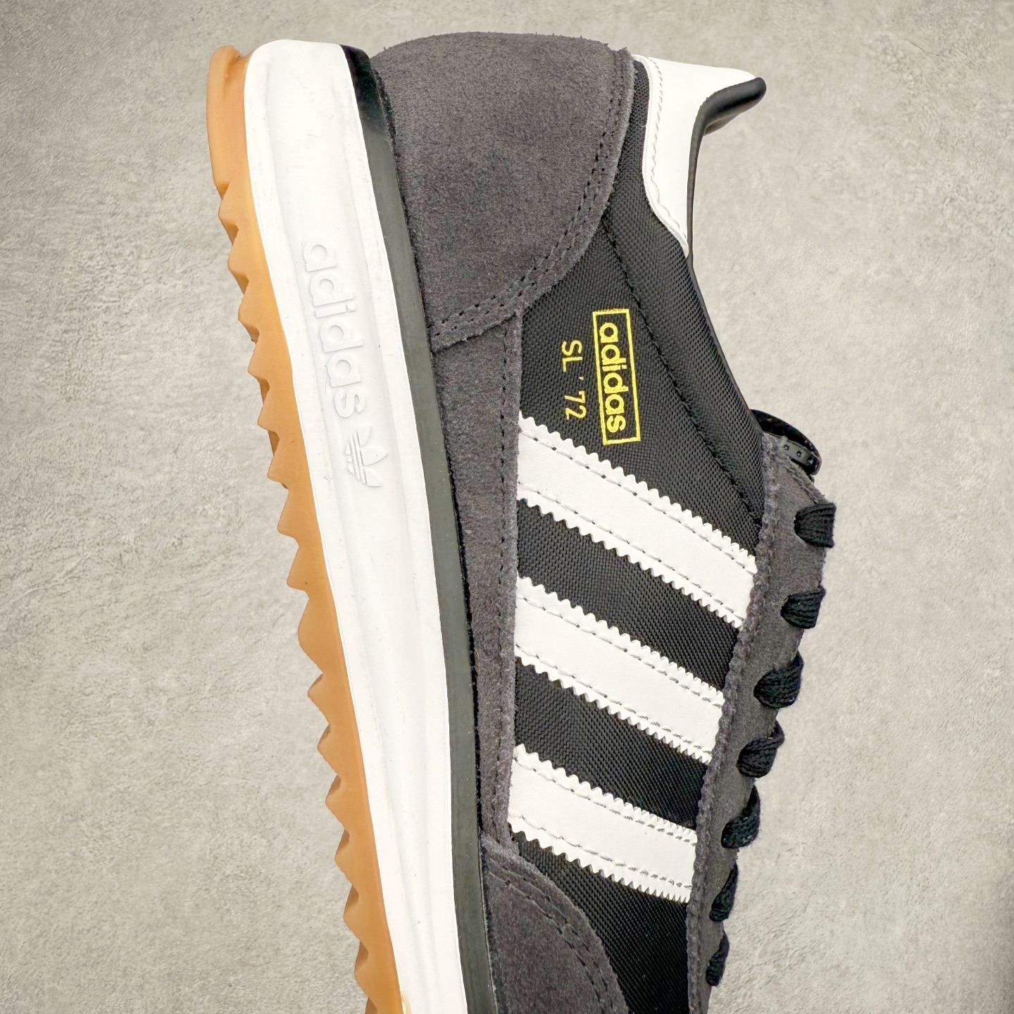 图片[6]-＃HP纯原 AD Wmns SL72 OG 系列德训足球风百搭低帮休闲运动板鞋 JI1282 采用高弹EVA+MODEL+RB三层组合底 区别市面RB一体大底 三层组合鞋底重量与原鞋一致 Originals 将有「T 头鞋」造型的诞生于 1972 年的 SL72 鞋款复刻带回 各位买鞋又有新选择了 1972 年 SL72 问世后 引领了后来阿迪达斯的跑鞋发展方向 其中「SL」代表了 Super Light 彰显了产品轻便的特性 1972 年 SL72 问世后 引领了后来阿迪达斯的跑鞋发展方向 其中「SL」代表了 Super Light 彰显了产品轻便的特性 这次 Originals 延续其轻质经典的基因 带来男女两款 SL72 男生款带来 SL72 RS 鞋型 RS 意为 Reshaped（重塑）鞋款在保留了经典的外观基础上 在尼龙材质里增加了填充物 使鞋型更加挺立和饱满 鞋头则更加圆润 鞋底的 EVA 材质则增加了鞋款的高度 女生款则带来 SL72 OG W 鞋型 OG 顾名思义则是致敬经典款式 相较于 RS（Reshaped）鞋款 鞋身更加纤细 其整体鞋身轮廓、线条、细节、材质上尊崇 70 年代 SL72 的设计 还原经典味道 尺码：36 36⅔ 37⅓ 38 38⅔ 39⅓ 40 40⅔ 41⅓ 42 42⅔ 43⅓ 44 44⅔ 45-选品中心