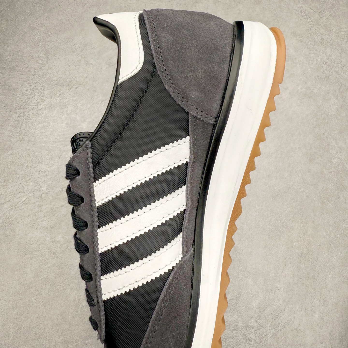 图片[7]-＃HP纯原 AD Wmns SL72 OG 系列德训足球风百搭低帮休闲运动板鞋 JI1282 采用高弹EVA+MODEL+RB三层组合底 区别市面RB一体大底 三层组合鞋底重量与原鞋一致 Originals 将有「T 头鞋」造型的诞生于 1972 年的 SL72 鞋款复刻带回 各位买鞋又有新选择了 1972 年 SL72 问世后 引领了后来阿迪达斯的跑鞋发展方向 其中「SL」代表了 Super Light 彰显了产品轻便的特性 1972 年 SL72 问世后 引领了后来阿迪达斯的跑鞋发展方向 其中「SL」代表了 Super Light 彰显了产品轻便的特性 这次 Originals 延续其轻质经典的基因 带来男女两款 SL72 男生款带来 SL72 RS 鞋型 RS 意为 Reshaped（重塑）鞋款在保留了经典的外观基础上 在尼龙材质里增加了填充物 使鞋型更加挺立和饱满 鞋头则更加圆润 鞋底的 EVA 材质则增加了鞋款的高度 女生款则带来 SL72 OG W 鞋型 OG 顾名思义则是致敬经典款式 相较于 RS（Reshaped）鞋款 鞋身更加纤细 其整体鞋身轮廓、线条、细节、材质上尊崇 70 年代 SL72 的设计 还原经典味道 尺码：36 36⅔ 37⅓ 38 38⅔ 39⅓ 40 40⅔ 41⅓ 42 42⅔ 43⅓ 44 44⅔ 45-选品中心