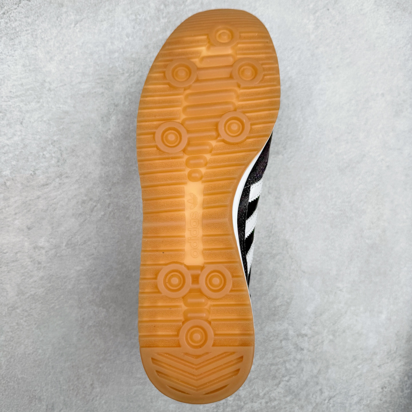 图片[9]-＃HP纯原 AD Wmns SL72 OG 系列德训足球风百搭低帮休闲运动板鞋 JI1282 采用高弹EVA+MODEL+RB三层组合底 区别市面RB一体大底 三层组合鞋底重量与原鞋一致 Originals 将有「T 头鞋」造型的诞生于 1972 年的 SL72 鞋款复刻带回 各位买鞋又有新选择了 1972 年 SL72 问世后 引领了后来阿迪达斯的跑鞋发展方向 其中「SL」代表了 Super Light 彰显了产品轻便的特性 1972 年 SL72 问世后 引领了后来阿迪达斯的跑鞋发展方向 其中「SL」代表了 Super Light 彰显了产品轻便的特性 这次 Originals 延续其轻质经典的基因 带来男女两款 SL72 男生款带来 SL72 RS 鞋型 RS 意为 Reshaped（重塑）鞋款在保留了经典的外观基础上 在尼龙材质里增加了填充物 使鞋型更加挺立和饱满 鞋头则更加圆润 鞋底的 EVA 材质则增加了鞋款的高度 女生款则带来 SL72 OG W 鞋型 OG 顾名思义则是致敬经典款式 相较于 RS（Reshaped）鞋款 鞋身更加纤细 其整体鞋身轮廓、线条、细节、材质上尊崇 70 年代 SL72 的设计 还原经典味道 尺码：36 36⅔ 37⅓ 38 38⅔ 39⅓ 40 40⅔ 41⅓ 42 42⅔ 43⅓ 44 44⅔ 45-选品中心