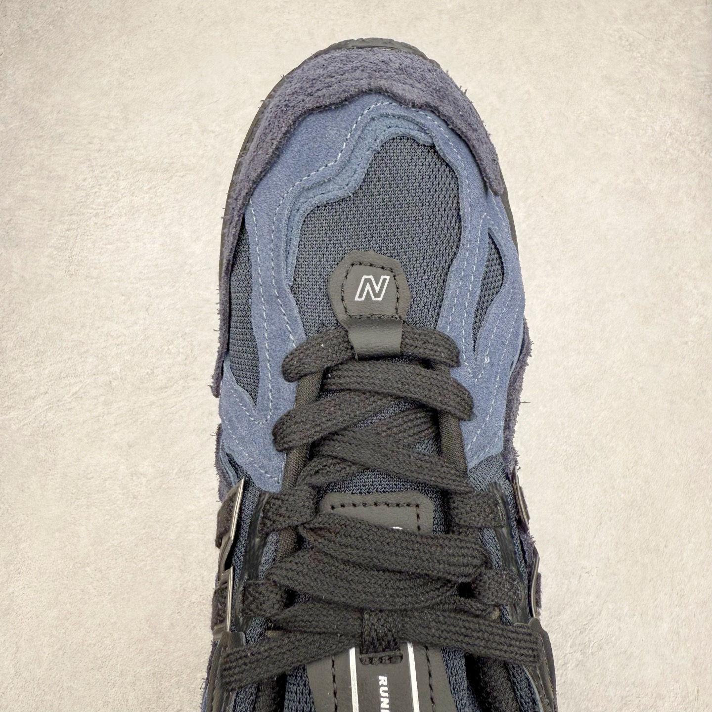 图片[4]-New Balance M1906R NB新百伦系列复古老爹风休闲运动慢跑鞋 日韩出口特供订单 全网最全配色 配套商长期套现长期补货 全新货品 正常出厂触屏不到的单价 超级跑量款 全套原楦原纸板原厂数据开发 进口三明治网面 原装进口翻毛皮料正确绒感卡色 正确中底拉帮中底网布细节 采用轻质牛剖革拼接透气网眼衬垫织物鞋面材质 T-Beam大底提供足步弓支撑 保持步态稳定 后跟搭载外露缓震胶 鞋身整体以各种深浅不一的灰色覆盖 鞋头以淡蓝色调装饰 网眼衬垫通过不规律的色块实现做旧的美感 泛黄的鞋底更是进一步增添了复古气息 尺码：36 37 37.5 38 38.5 39.5 40 40.5 41.5 42 42.5 43 44 45-选品中心