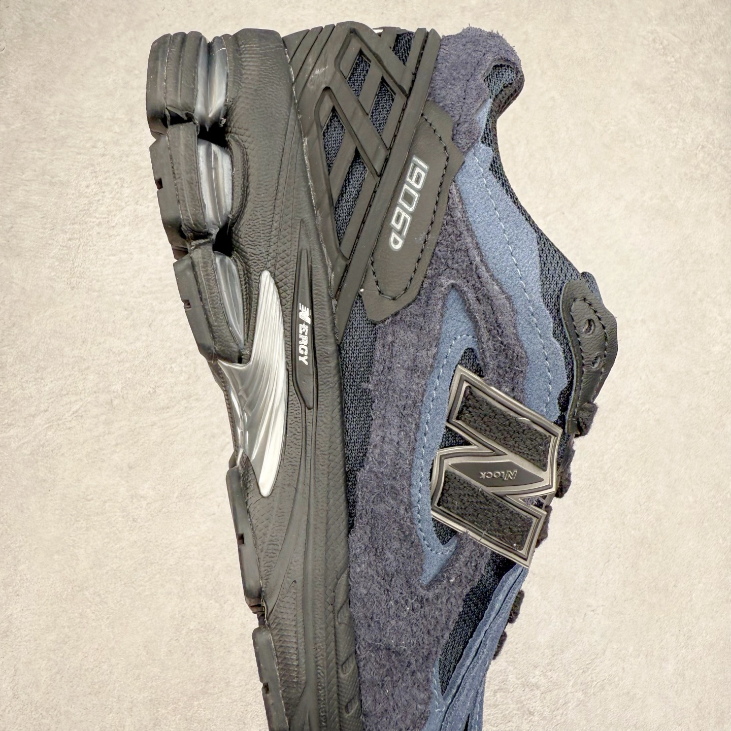 图片[6]-New Balance M1906R NB新百伦系列复古老爹风休闲运动慢跑鞋 日韩出口特供订单 全网最全配色 配套商长期套现长期补货 全新货品 正常出厂触屏不到的单价 超级跑量款 全套原楦原纸板原厂数据开发 进口三明治网面 原装进口翻毛皮料正确绒感卡色 正确中底拉帮中底网布细节 采用轻质牛剖革拼接透气网眼衬垫织物鞋面材质 T-Beam大底提供足步弓支撑 保持步态稳定 后跟搭载外露缓震胶 鞋身整体以各种深浅不一的灰色覆盖 鞋头以淡蓝色调装饰 网眼衬垫通过不规律的色块实现做旧的美感 泛黄的鞋底更是进一步增添了复古气息 尺码：36 37 37.5 38 38.5 39.5 40 40.5 41.5 42 42.5 43 44 45-选品中心