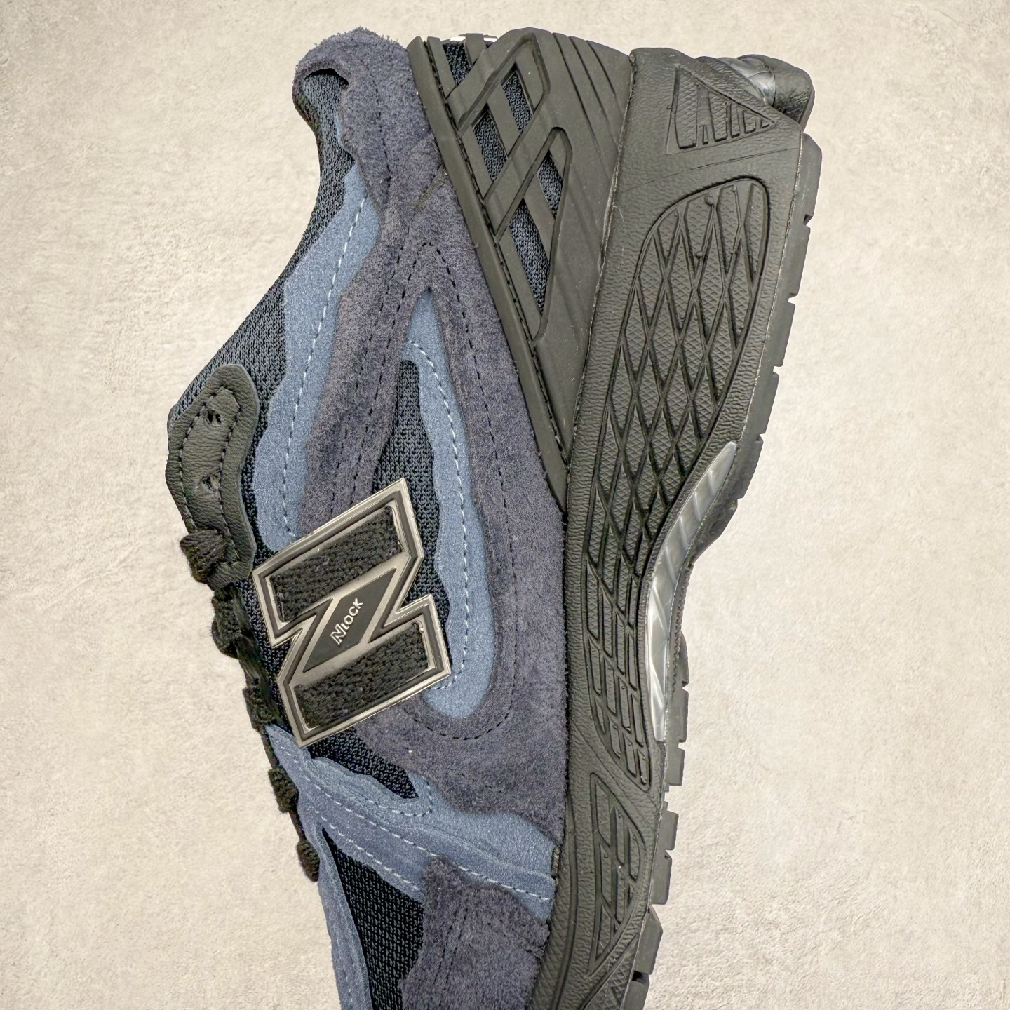 图片[7]-New Balance M1906R NB新百伦系列复古老爹风休闲运动慢跑鞋 日韩出口特供订单 全网最全配色 配套商长期套现长期补货 全新货品 正常出厂触屏不到的单价 超级跑量款 全套原楦原纸板原厂数据开发 进口三明治网面 原装进口翻毛皮料正确绒感卡色 正确中底拉帮中底网布细节 采用轻质牛剖革拼接透气网眼衬垫织物鞋面材质 T-Beam大底提供足步弓支撑 保持步态稳定 后跟搭载外露缓震胶 鞋身整体以各种深浅不一的灰色覆盖 鞋头以淡蓝色调装饰 网眼衬垫通过不规律的色块实现做旧的美感 泛黄的鞋底更是进一步增添了复古气息 尺码：36 37 37.5 38 38.5 39.5 40 40.5 41.5 42 42.5 43 44 45-选品中心