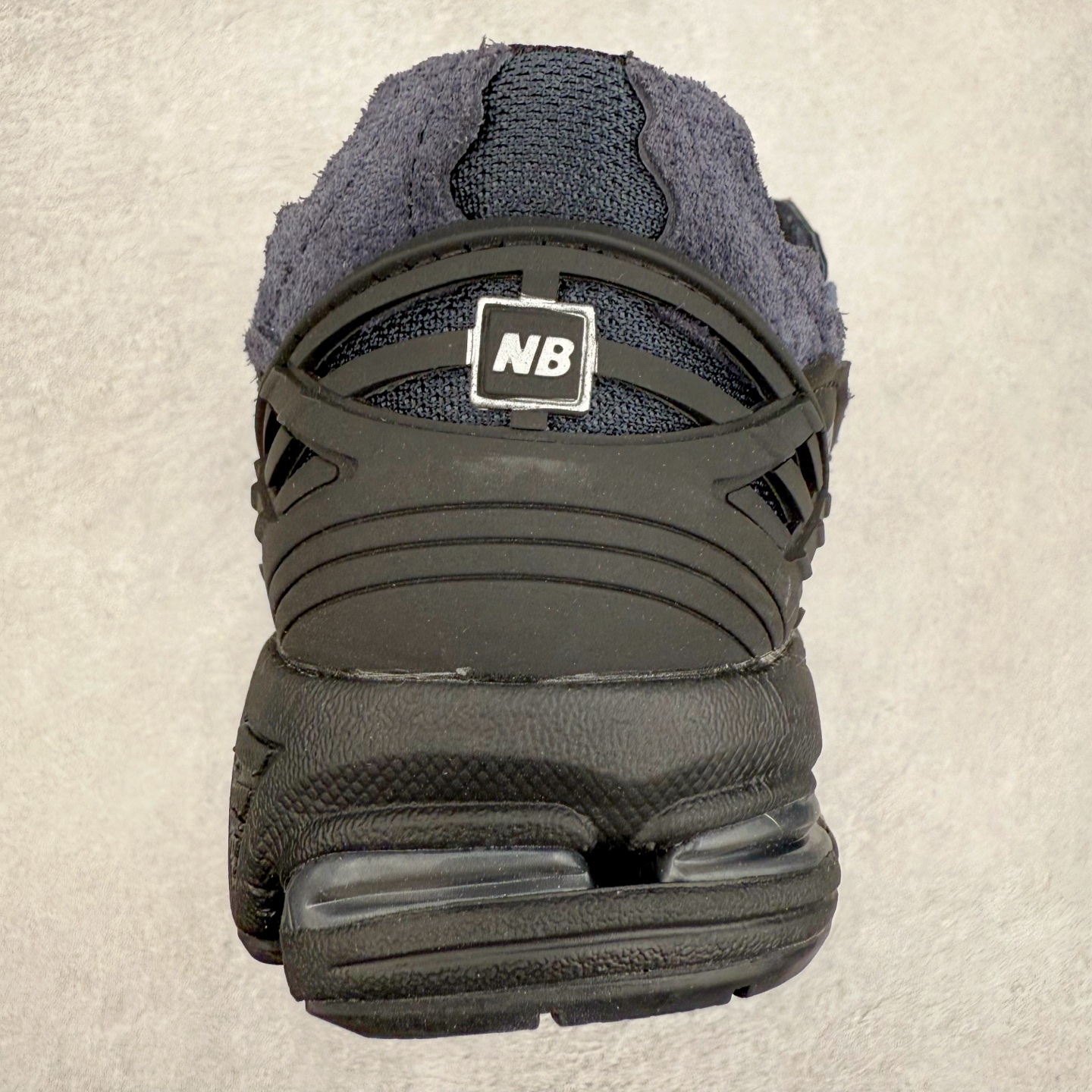 图片[8]-New Balance M1906R NB新百伦系列复古老爹风休闲运动慢跑鞋 日韩出口特供订单 全网最全配色 配套商长期套现长期补货 全新货品 正常出厂触屏不到的单价 超级跑量款 全套原楦原纸板原厂数据开发 进口三明治网面 原装进口翻毛皮料正确绒感卡色 正确中底拉帮中底网布细节 采用轻质牛剖革拼接透气网眼衬垫织物鞋面材质 T-Beam大底提供足步弓支撑 保持步态稳定 后跟搭载外露缓震胶 鞋身整体以各种深浅不一的灰色覆盖 鞋头以淡蓝色调装饰 网眼衬垫通过不规律的色块实现做旧的美感 泛黄的鞋底更是进一步增添了复古气息 尺码：36 37 37.5 38 38.5 39.5 40 40.5 41.5 42 42.5 43 44 45-选品中心