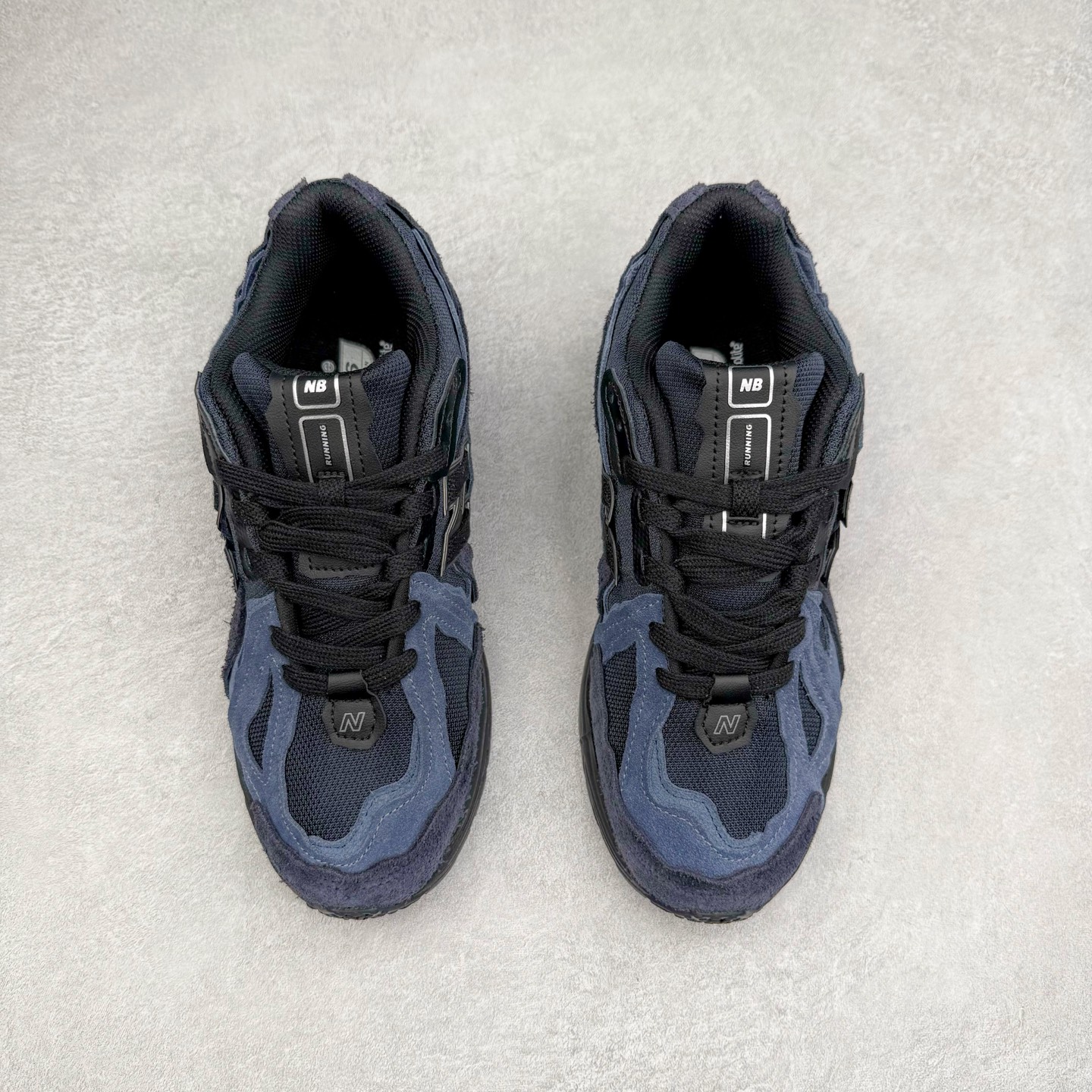 图片[2]-New Balance M1906R NB新百伦系列复古老爹风休闲运动慢跑鞋 日韩出口特供订单 全网最全配色 配套商长期套现长期补货 全新货品 正常出厂触屏不到的单价 超级跑量款 全套原楦原纸板原厂数据开发 进口三明治网面 原装进口翻毛皮料正确绒感卡色 正确中底拉帮中底网布细节 采用轻质牛剖革拼接透气网眼衬垫织物鞋面材质 T-Beam大底提供足步弓支撑 保持步态稳定 后跟搭载外露缓震胶 鞋身整体以各种深浅不一的灰色覆盖 鞋头以淡蓝色调装饰 网眼衬垫通过不规律的色块实现做旧的美感 泛黄的鞋底更是进一步增添了复古气息 尺码：36 37 37.5 38 38.5 39.5 40 40.5 41.5 42 42.5 43 44 45-选品中心