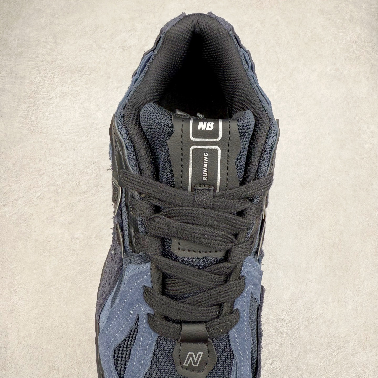 图片[5]-New Balance M1906R NB新百伦系列复古老爹风休闲运动慢跑鞋 日韩出口特供订单 全网最全配色 配套商长期套现长期补货 全新货品 正常出厂触屏不到的单价 超级跑量款 全套原楦原纸板原厂数据开发 进口三明治网面 原装进口翻毛皮料正确绒感卡色 正确中底拉帮中底网布细节 采用轻质牛剖革拼接透气网眼衬垫织物鞋面材质 T-Beam大底提供足步弓支撑 保持步态稳定 后跟搭载外露缓震胶 鞋身整体以各种深浅不一的灰色覆盖 鞋头以淡蓝色调装饰 网眼衬垫通过不规律的色块实现做旧的美感 泛黄的鞋底更是进一步增添了复古气息 尺码：36 37 37.5 38 38.5 39.5 40 40.5 41.5 42 42.5 43 44 45-选品中心