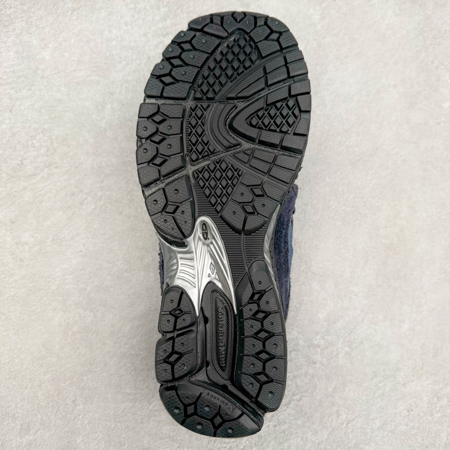 图片[9]-New Balance M1906R NB新百伦系列复古老爹风休闲运动慢跑鞋 日韩出口特供订单 全网最全配色 配套商长期套现长期补货 全新货品 正常出厂触屏不到的单价 超级跑量款 全套原楦原纸板原厂数据开发 进口三明治网面 原装进口翻毛皮料正确绒感卡色 正确中底拉帮中底网布细节 采用轻质牛剖革拼接透气网眼衬垫织物鞋面材质 T-Beam大底提供足步弓支撑 保持步态稳定 后跟搭载外露缓震胶 鞋身整体以各种深浅不一的灰色覆盖 鞋头以淡蓝色调装饰 网眼衬垫通过不规律的色块实现做旧的美感 泛黄的鞋底更是进一步增添了复古气息 尺码：36 37 37.5 38 38.5 39.5 40 40.5 41.5 42 42.5 43 44 45-选品中心