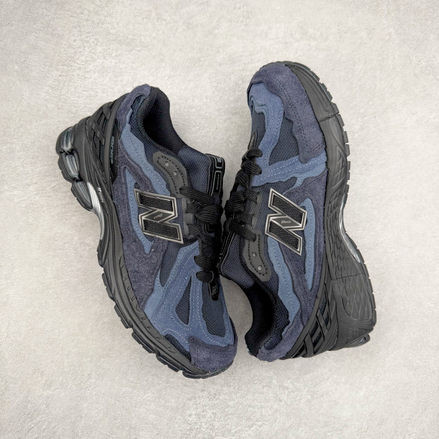 图片[3]-New Balance M1906R NB新百伦系列复古老爹风休闲运动慢跑鞋 日韩出口特供订单 全网最全配色 配套商长期套现长期补货 全新货品 正常出厂触屏不到的单价 超级跑量款 全套原楦原纸板原厂数据开发 进口三明治网面 原装进口翻毛皮料正确绒感卡色 正确中底拉帮中底网布细节 采用轻质牛剖革拼接透气网眼衬垫织物鞋面材质 T-Beam大底提供足步弓支撑 保持步态稳定 后跟搭载外露缓震胶 鞋身整体以各种深浅不一的灰色覆盖 鞋头以淡蓝色调装饰 网眼衬垫通过不规律的色块实现做旧的美感 泛黄的鞋底更是进一步增添了复古气息 尺码：36 37 37.5 38 38.5 39.5 40 40.5 41.5 42 42.5 43 44 45-选品中心