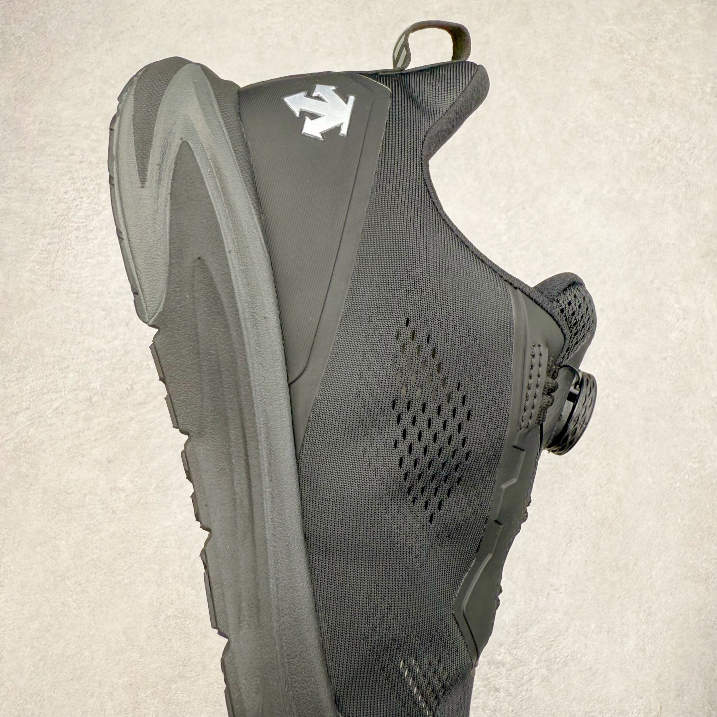 图片[6]-＃HP DESCENTE RUNNING 迪桑特系列 DFLUID流体BOA系带回弹低帮运动跑步鞋 DESCENTE（迪桑特）创立于1935年，品牌名取自法语词汇，意为“滑降”。品牌箭头标识代表滑雪的三种技术“高速直线滑行”、“穿越”和“侧滑”，也寓意品牌在打造高端专业运动产品中不断追求完美的创新精神，致力于成为中国高端专业滑雪、综训、女子、铁人三项、高尔夫的第一品牌。尺码：39 40 40.5 41 42 42.5 43 44 44.5 45-选品中心