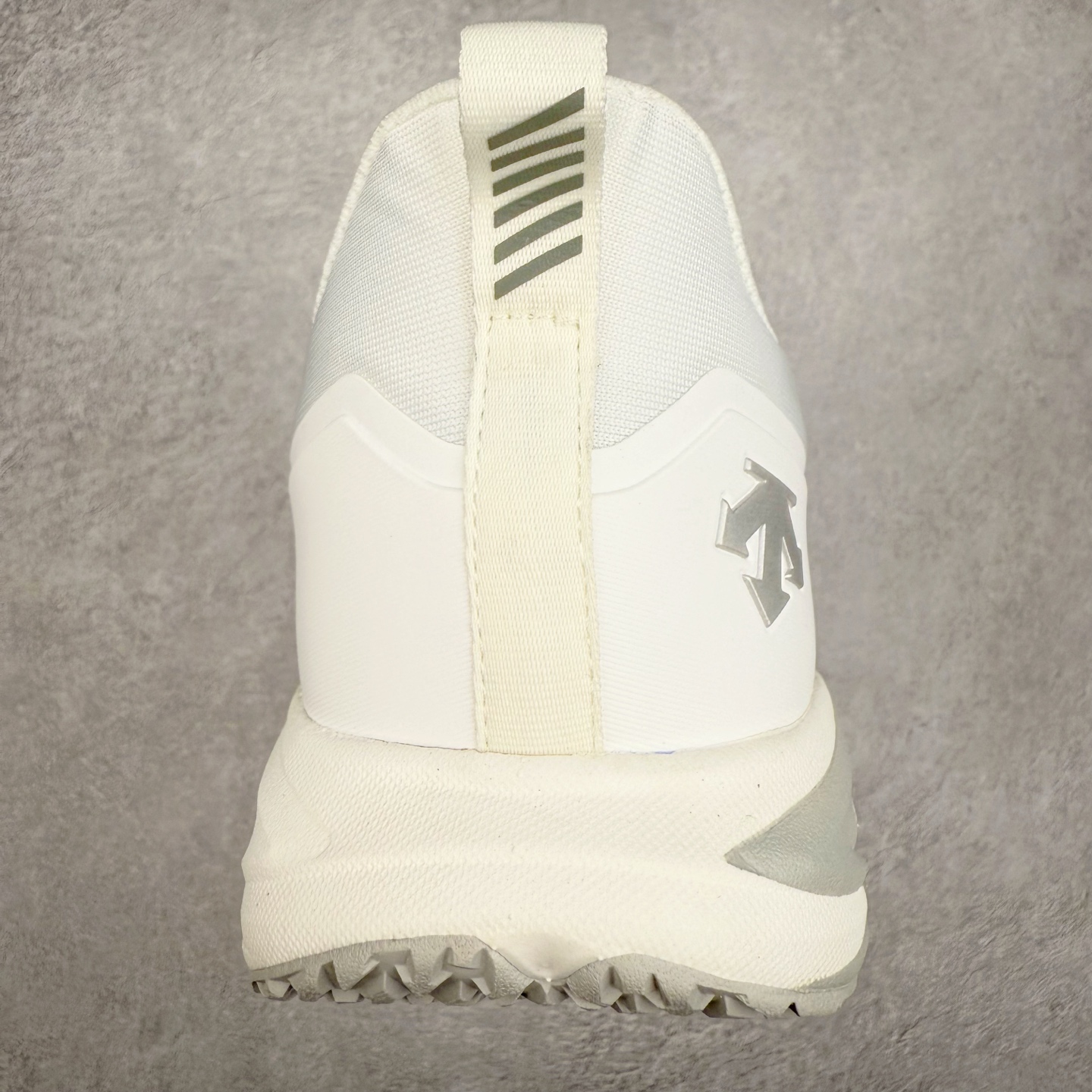 图片[8]-＃HP DESCENTE RUNNING 迪桑特系列 DFLUID流体BOA系带回弹低帮运动跑步鞋 DESCENTE（迪桑特）创立于1935年，品牌名取自法语词汇，意为“滑降”。品牌箭头标识代表滑雪的三种技术“高速直线滑行”、“穿越”和“侧滑”，也寓意品牌在打造高端专业运动产品中不断追求完美的创新精神，致力于成为中国高端专业滑雪、综训、女子、铁人三项、高尔夫的第一品牌。尺码：39 40 40.5 41 42 42.5 43 44 44.5 45-选品中心