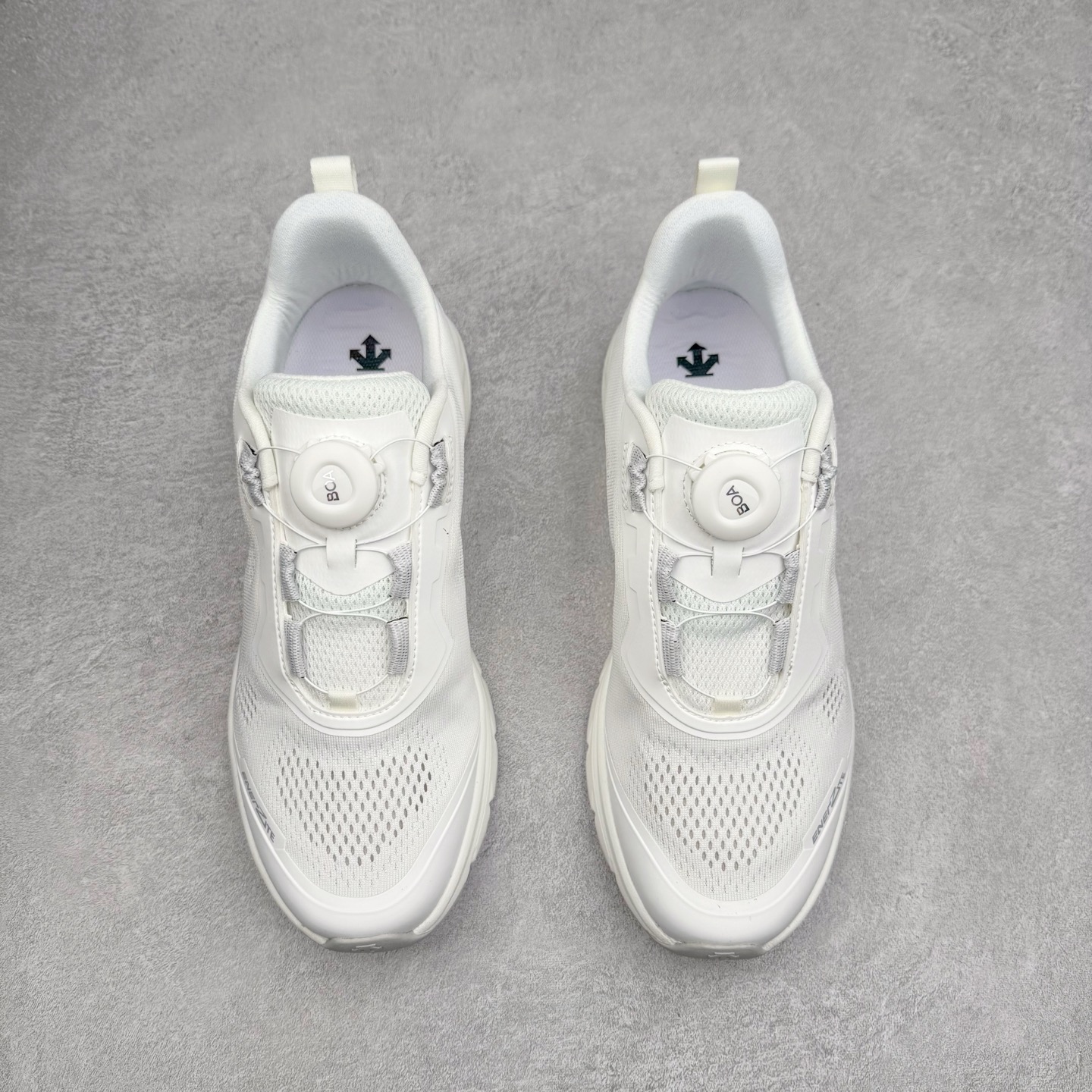 图片[2]-＃HP DESCENTE RUNNING 迪桑特系列 DFLUID流体BOA系带回弹低帮运动跑步鞋 DESCENTE（迪桑特）创立于1935年，品牌名取自法语词汇，意为“滑降”。品牌箭头标识代表滑雪的三种技术“高速直线滑行”、“穿越”和“侧滑”，也寓意品牌在打造高端专业运动产品中不断追求完美的创新精神，致力于成为中国高端专业滑雪、综训、女子、铁人三项、高尔夫的第一品牌。尺码：39 40 40.5 41 42 42.5 43 44 44.5 45-选品中心