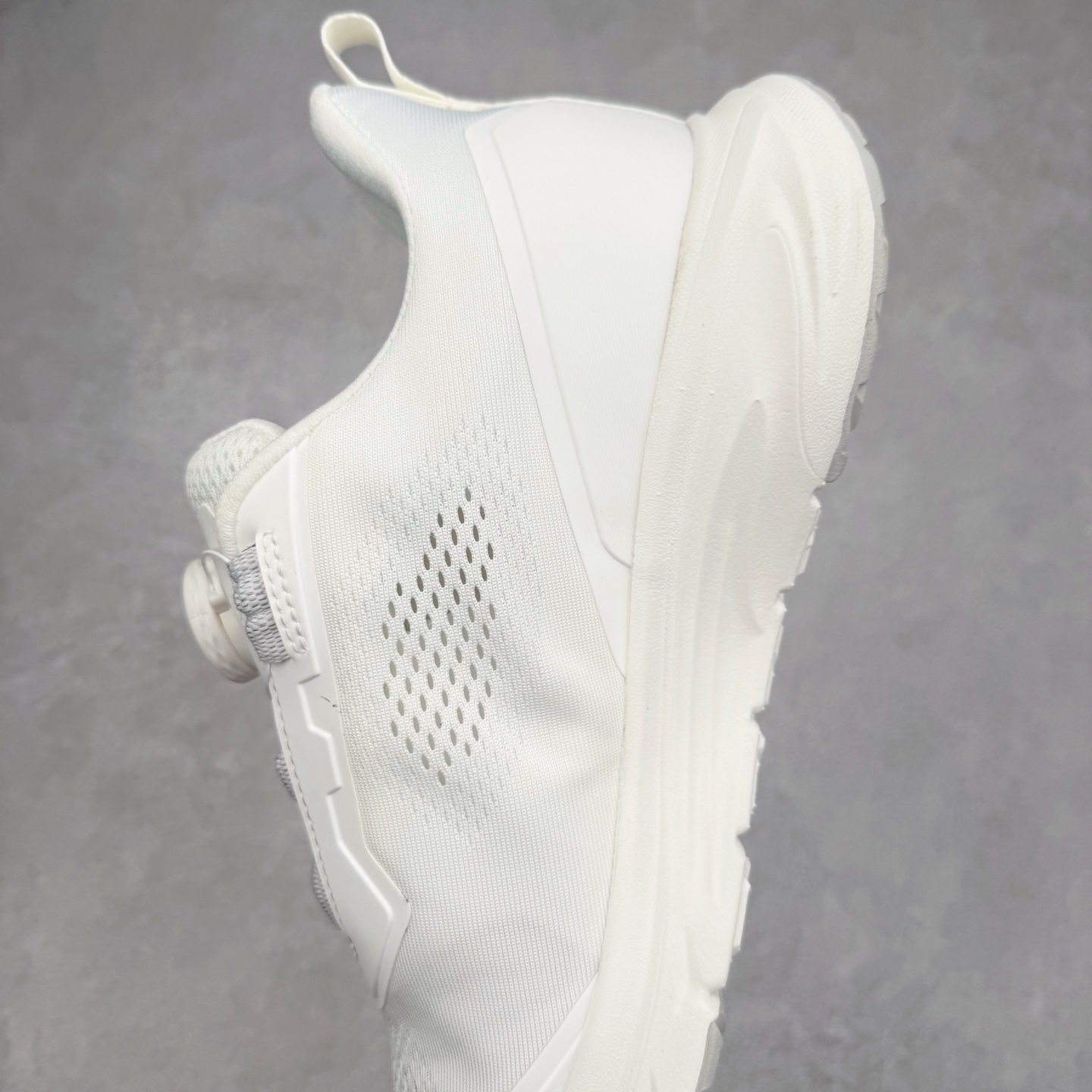 图片[7]-＃HP DESCENTE RUNNING 迪桑特系列 DFLUID流体BOA系带回弹低帮运动跑步鞋 DESCENTE（迪桑特）创立于1935年，品牌名取自法语词汇，意为“滑降”。品牌箭头标识代表滑雪的三种技术“高速直线滑行”、“穿越”和“侧滑”，也寓意品牌在打造高端专业运动产品中不断追求完美的创新精神，致力于成为中国高端专业滑雪、综训、女子、铁人三项、高尔夫的第一品牌。尺码：39 40 40.5 41 42 42.5 43 44 44.5 45-选品中心