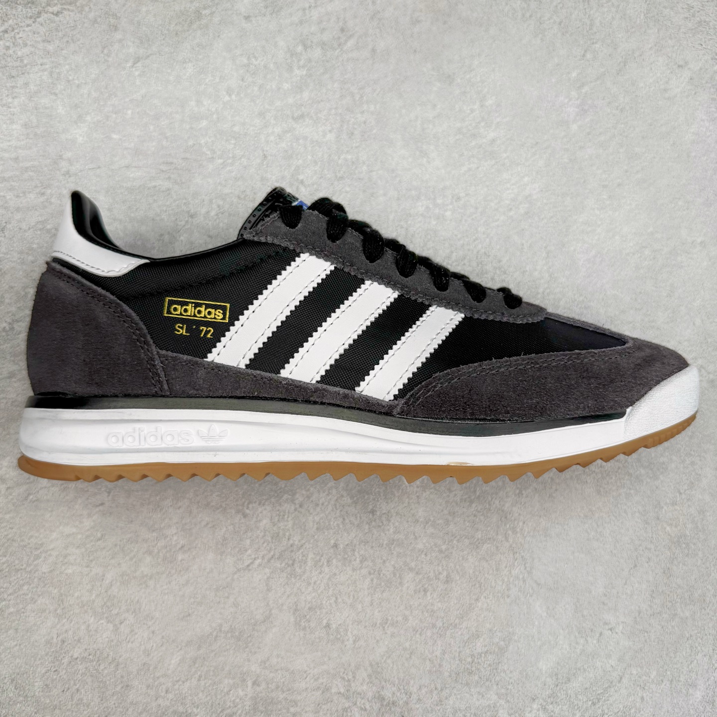 ＃HP纯原 AD Wmns SL72 OG 系列德训足球风百搭低帮休闲运动板鞋 JI1282 采用高弹EVA+MODEL+RB三层组合底 区别市面RB一体大底 三层组合鞋底重量与原鞋一致 Originals 将有「T 头鞋」造型的诞生于 1972 年的 SL72 鞋款复刻带回 各位买鞋又有新选择了 1972 年 SL72 问世后 引领了后来阿迪达斯的跑鞋发展方向 其中「SL」代表了 Super Light 彰显了产品轻便的特性 1972 年 SL72 问世后 引领了后来阿迪达斯的跑鞋发展方向 其中「SL」代表了 Super Light 彰显了产品轻便的特性 这次 Originals 延续其轻质经典的基因 带来男女两款 SL72 男生款带来 SL72 RS 鞋型 RS 意为 Reshaped（重塑）鞋款在保留了经典的外观基础上 在尼龙材质里增加了填充物 使鞋型更加挺立和饱满 鞋头则更加圆润 鞋底的 EVA 材质则增加了鞋款的高度 女生款则带来 SL72 OG W 鞋型 OG 顾名思义则是致敬经典款式 相较于 RS（Reshaped）鞋款 鞋身更加纤细 其整体鞋身轮廓、线条、细节、材质上尊崇 70 年代 SL72 的设计 还原经典味道 尺码：36 36⅔ 37⅓ 38 38⅔ 39⅓ 40 40⅔ 41⅓ 42 42⅔ 43⅓ 44 44⅔ 45-选品中心