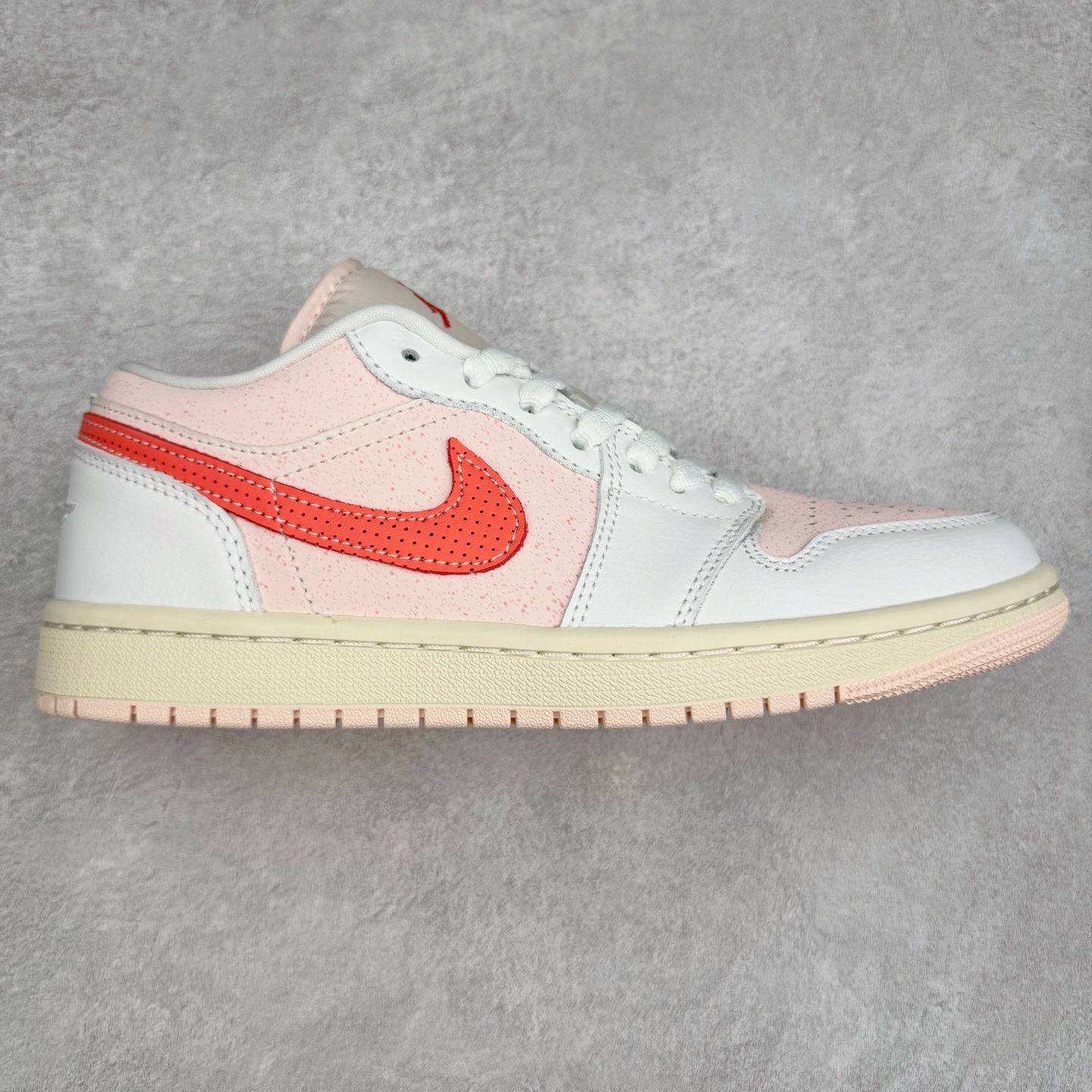 ＃DT纯原 Air Jordan AJ1 Low 低帮 粉白红 IB8156-133 终端优势供应 市面中低帮最具代表性版本没有之一 口碑大厂出品 品控大底版型不断改良更新 全套原纸板楦头开发 确保原汁原味 完美呈现版型 完美零毛边处理 原厂内置全掌气垫 价格定位良心 平台专用代工流水线出品 一眼公司既视感 拿到手的一瞬间就与众不同 碾压市面所有版本 全部原鞋开发 每一个配色都会采购原鞋确认细节 打破市面看图做货无好货之说 尺码：35.5 36 36.5 37.5 38 38.5 39 40 40.5 41 42 42.5 43 44 44.5 45 46-选品中心