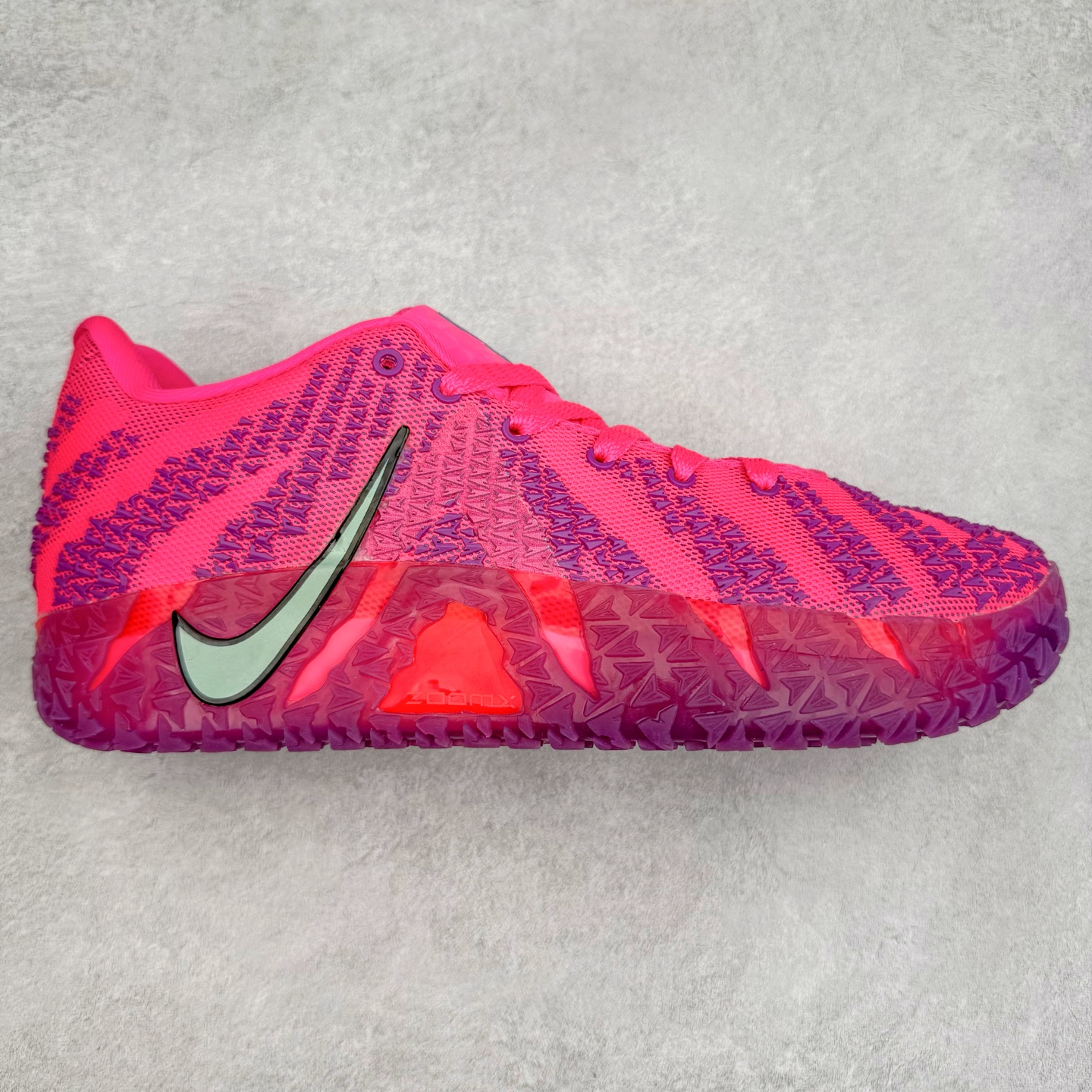 NK JA3 EP 莫兰特三代低帮篮球鞋 以鲜艳明亮的色调脱颖而出。鞋舌上醒目地展示着 “ JA ” 标志，而后跟上的 “ 12 ：AM ” 则以独特的设计呈现。鞋头和鞋舌采用透气运动网布制成，确保舒适耐用。在第一款鞋型的基础上进行了重大升级，采用更为挺拔的鞋口设计，为脚踝带来更佳的包裹与支撑感。侧面独特波纹纹理细节，打破了单调，赋予鞋子灵动与活力的视觉体验。中底部分巧妙借鉴了科比 5 的经典元素，融入斑点细节，增强了整体美学吸引力。实拍调校N版已经零色差零失真 百分百还原实物色彩所见即所得 不存在货不对板色差等低级问题 选购参考实物拍摄 不混卖不参货 只用心做好货严格选品 承诺混一赔十 尺码：40 40.5 41 42 42.5 43 44 44.5 45 46-选品中心