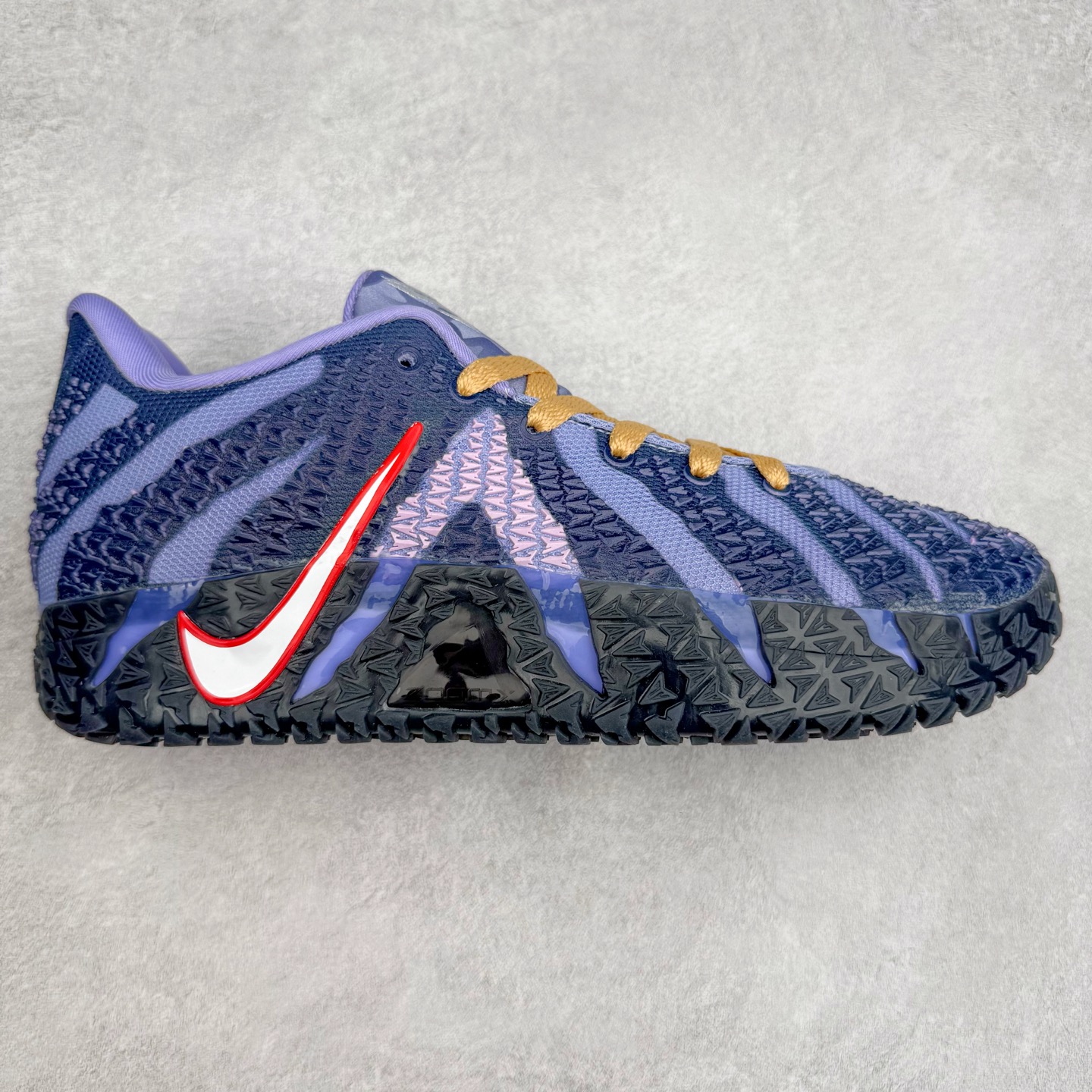 NK JA3 EP 莫兰特三代低帮篮球鞋 以鲜艳明亮的色调脱颖而出。鞋舌上醒目地展示着 “ JA ” 标志，而后跟上的 “ 12 ：AM ” 则以独特的设计呈现。鞋头和鞋舌采用透气运动网布制成，确保舒适耐用。在第一款鞋型的基础上进行了重大升级，采用更为挺拔的鞋口设计，为脚踝带来更佳的包裹与支撑感。侧面独特波纹纹理细节，打破了单调，赋予鞋子灵动与活力的视觉体验。中底部分巧妙借鉴了科比 5 的经典元素，融入斑点细节，增强了整体美学吸引力。实拍调校N版已经零色差零失真 百分百还原实物色彩所见即所得 不存在货不对板色差等低级问题 选购参考实物拍摄 不混卖不参货 只用心做好货严格选品 承诺混一赔十 尺码：40 40.5 41 42 42.5 43 44 44.5 45 46-选品中心