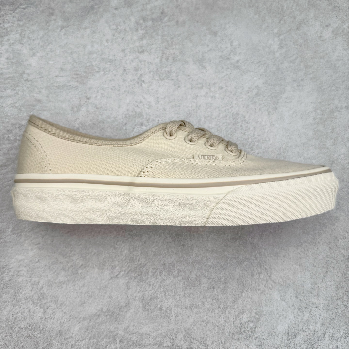 Vans Authentic 经典米色 万斯官方 舒适简约时尚低帮帆布鞋 炎炎夏日配上一双冰淇淋色帆布鞋 打造复古街感 简约出型 货号：VN000BW5CCZ 尺码：35 36 36.5 37 38 38.5 39 40 40.5 41 42 42.5 43 44-选品中心