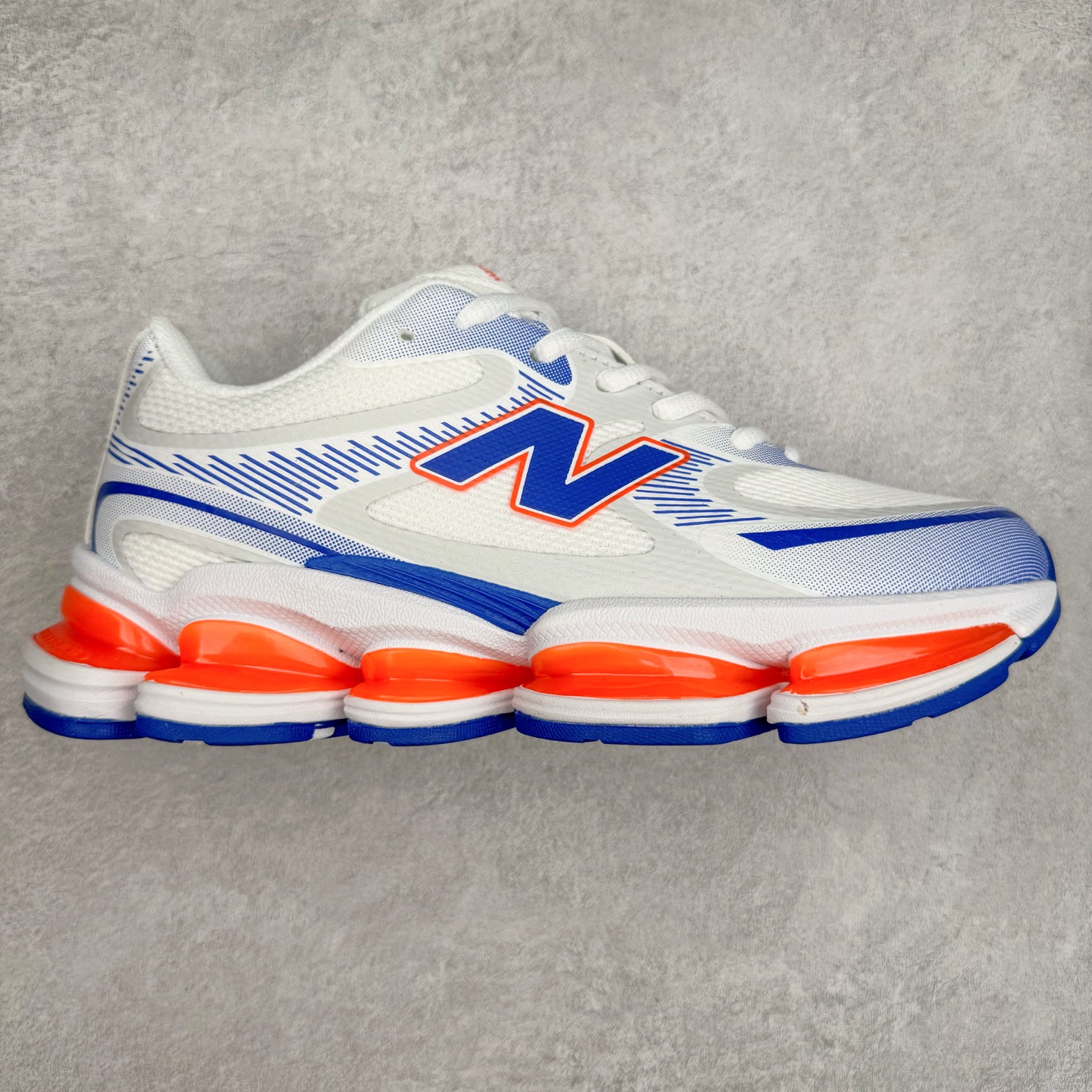 New Balance NB2000 舒适百搭防滑耐磨低帮 休闲跑步鞋 New Balance 在近两年的球鞋市场屡出奇招，在经典鞋型保持进一步增长的同时，推出的每一款新鞋型也都有傲人的战绩。在 327、9060 等鞋型获得成功之后，今天 New Balance 家族又迎来了新鲜血液的注入。这双 New Balance 2000 依然是融合了新旧元素的跑鞋造型，命名为 2000，或许是它的设计理念有着 Y2K 的血统。最大的亮点，在于这双鞋的中底。外侧以五个 ABZORB 单元，带来极具辨识度和冲击力的视觉效果，让这双鞋在外观和脚感方面都颇具吸引力。尺码：36 37 37.5 38 38.5 39 40 40.5 41 42 42.5 43 44 45 46-选品中心
