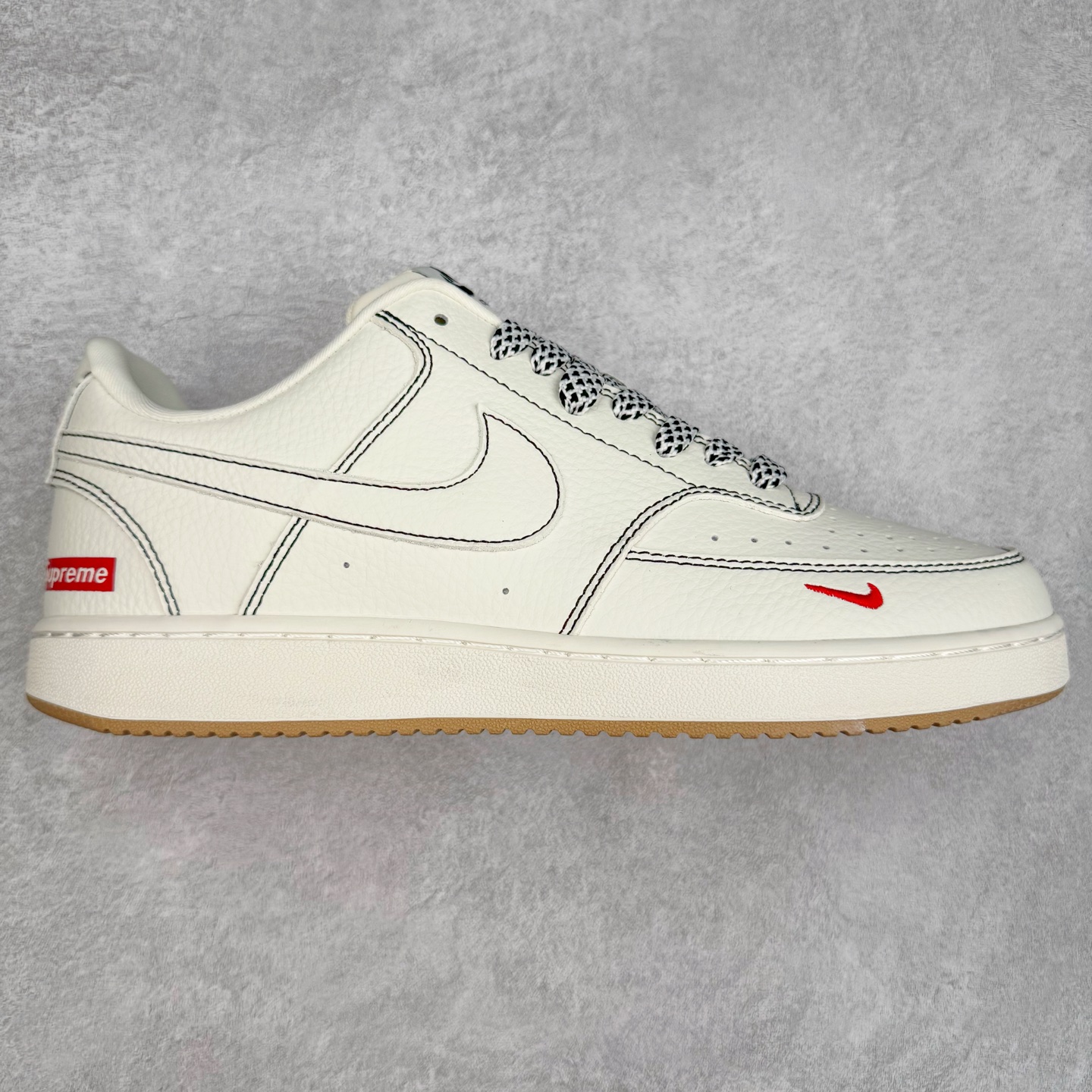 NK Court Vision 1 Low 低帮板鞋 “Supreme联名——黑线生胶” CS5288-013 折边针车 工艺难度大 原楦头原纸板 原装鞋盒 定制五金配件 内置全掌气垫 原厂鞋底 尺码：36 36.5 37.5 38 38.5 39 40 40.5 41 42 42.5 43 44 44.5 45-选品中心