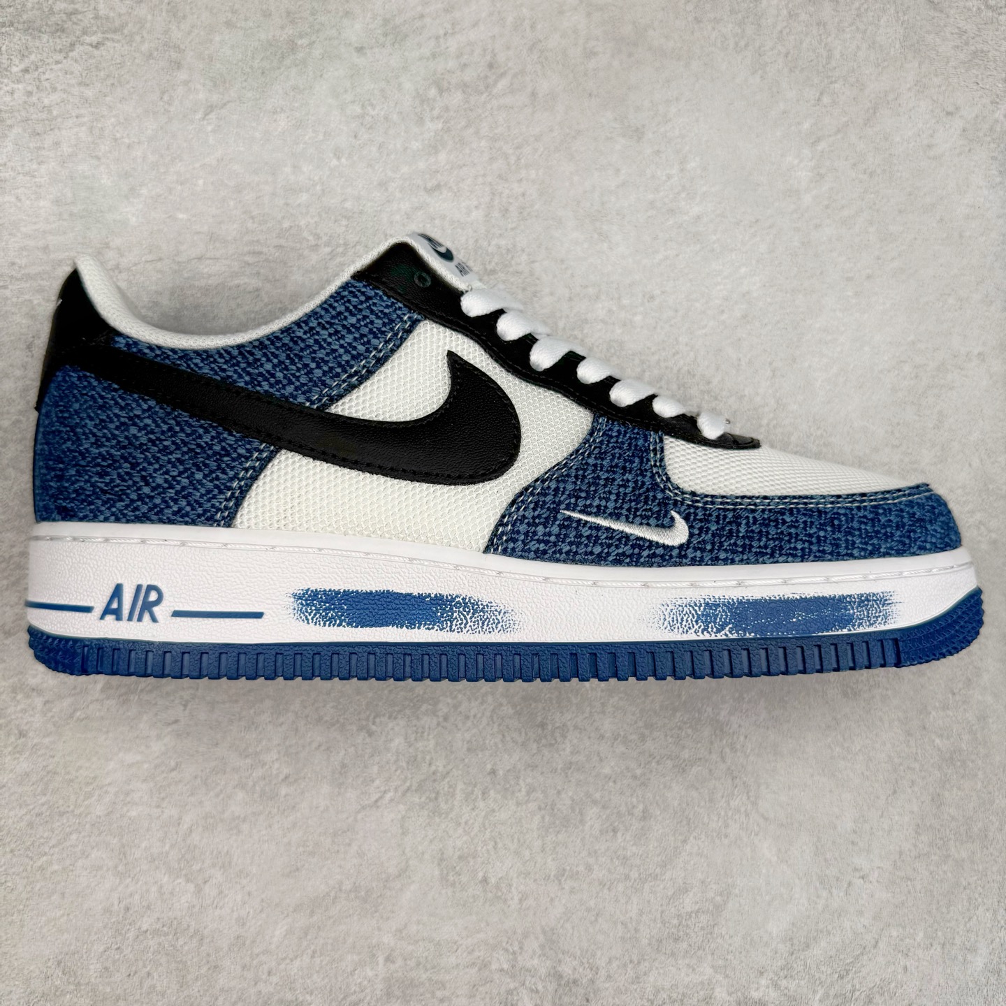 NK Air Force 1´07 Low 空军一号低帮百搭休闲运动板鞋 ZH0316-089 柔软、弹性十足的缓震性能和出色的中底设计 横跨复古与现代的外型结合 造就出风靡全球 三十多年的Force 1 直到今天还深受青睐 实拍调校N版已经零色差零失真 百分百还原实物色彩所见即所得 不存在货不对板色差等低级问题 选购参考实物拍摄 不混卖不参货 只用心做好货严格选品 承诺混一赔十 尺码：36 36.5 37.5 38 38.5 39 40 40.5 41 42 42.5 43 44 44.5 45-选品中心