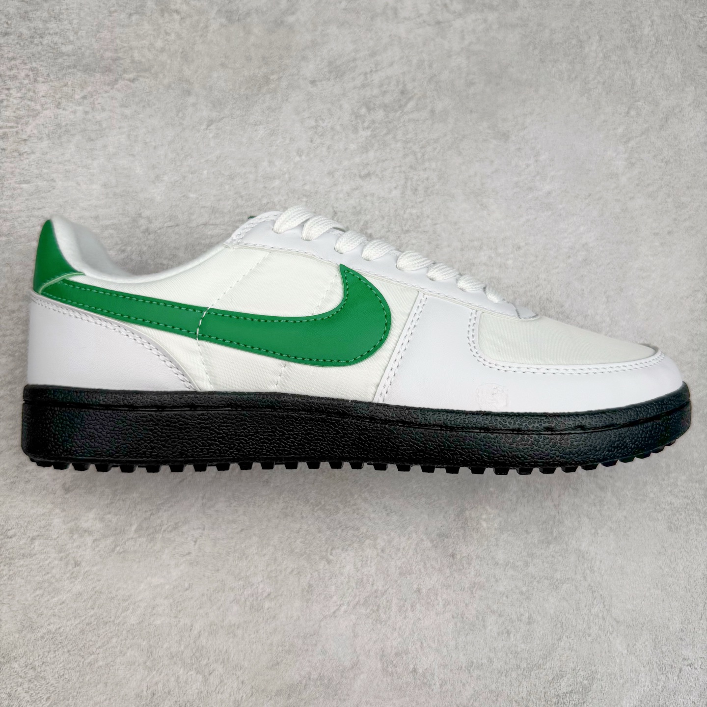 NK Field General 82 美式复古球鞋板鞋 随着复古球鞋文化的复兴 NK将这款曾于 80 年代问世的球鞋重新带回 引起大家的关注 在鞋面设计中融入粒面皮革和织物材质打造 之后再辅以标志性的华夫格纹路橡胶鞋底搭配 经典复刻配色见证 20 世纪 80 年代传奇球星征战赛场的精彩瞬间 尺码：36 36.5 37.5 38 38.5 39 40 40.5 41 42 42.5 43 44 44.5 45-选品中心