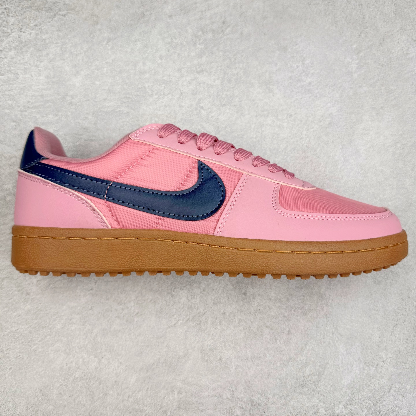 NK Field General 82 美式复古球鞋板鞋 随着复古球鞋文化的复兴 NK将这款曾于 80 年代问世的球鞋重新带回 引起大家的关注 在鞋面设计中融入粒面皮革和织物材质打造 之后再辅以标志性的华夫格纹路橡胶鞋底搭配 经典复刻配色见证 20 世纪 80 年代传奇球星征战赛场的精彩瞬间 尺码：36 36.5 37.5 38 38.5 39 40 40.5 41 42 42.5 43 44 44.5 45-选品中心