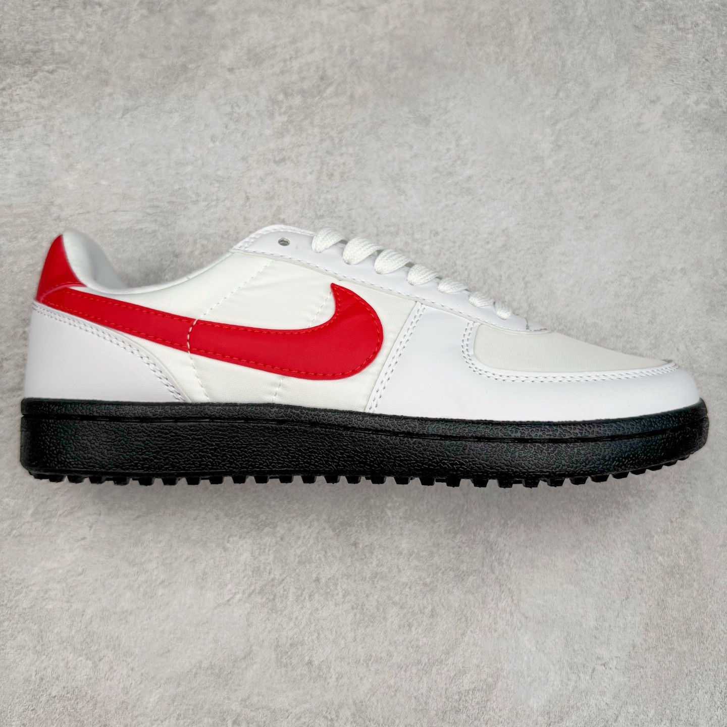 NK Field General 82 美式复古球鞋板鞋 随着复古球鞋文化的复兴 NK将这款曾于 80 年代问世的球鞋重新带回 引起大家的关注 在鞋面设计中融入粒面皮革和织物材质打造 之后再辅以标志性的华夫格纹路橡胶鞋底搭配 经典复刻配色见证 20 世纪 80 年代传奇球星征战赛场的精彩瞬间 尺码：36 36.5 37.5 38 38.5 39 40 40.5 41 42 42.5 43 44 44.5 45-选品中心