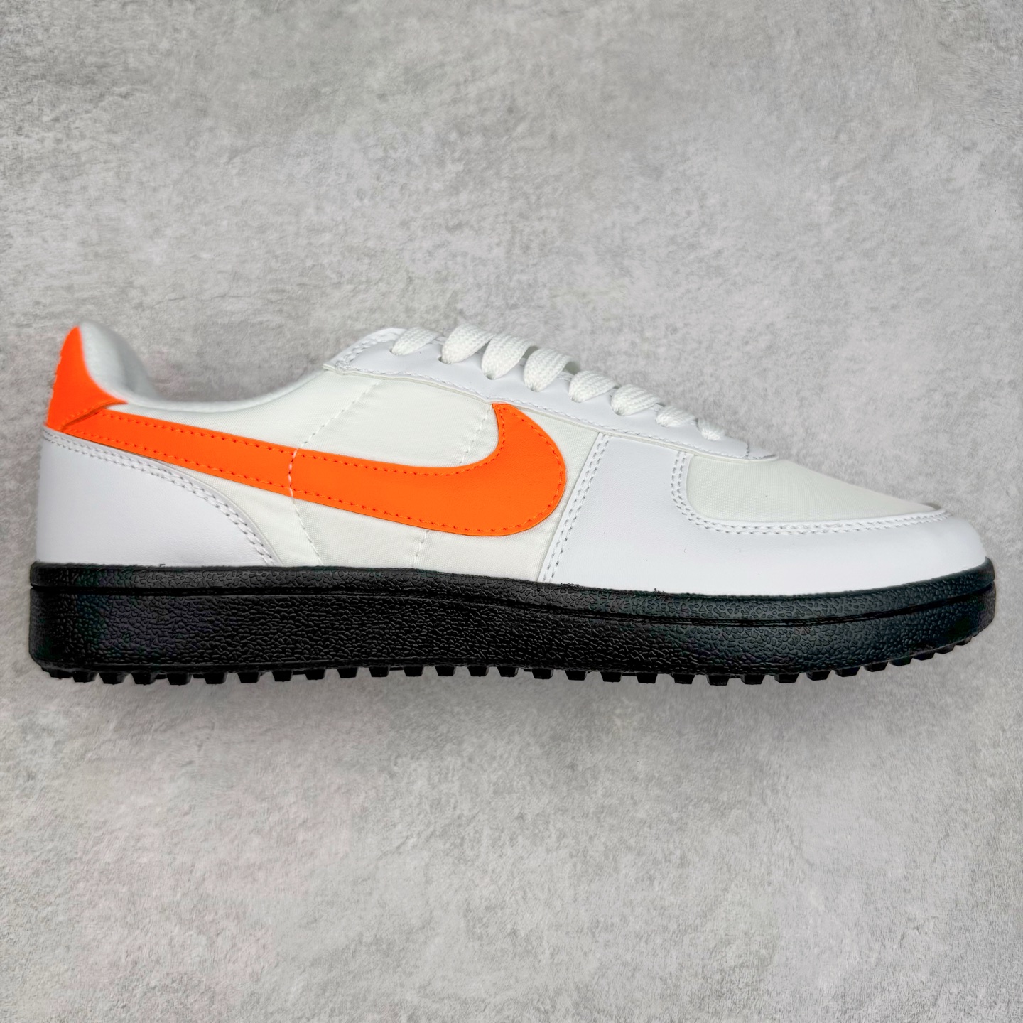 NK Field General 82 美式复古球鞋板鞋 随着复古球鞋文化的复兴 NK将这款曾于 80 年代问世的球鞋重新带回 引起大家的关注 在鞋面设计中融入粒面皮革和织物材质打造 之后再辅以标志性的华夫格纹路橡胶鞋底搭配 经典复刻配色见证 20 世纪 80 年代传奇球星征战赛场的精彩瞬间 尺码：36 36.5 37.5 38 38.5 39 40 40.5 41 42 42.5 43 44 44.5 45-选品中心