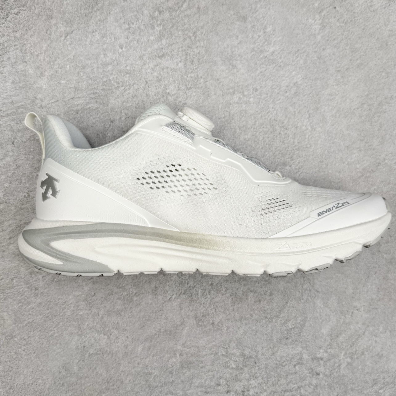 ＃HP DESCENTE RUNNING 迪桑特系列 DFLUID流体BOA系带回弹低帮运动跑步鞋 DESCENTE（迪桑特）创立于1935年，品牌名取自法语词汇，意为“滑降”。品牌箭头标识代表滑雪的三种技术“高速直线滑行”、“穿越”和“侧滑”，也寓意品牌在打造高端专业运动产品中不断追求完美的创新精神，致力于成为中国高端专业滑雪、综训、女子、铁人三项、高尔夫的第一品牌。尺码：39 40 40.5 41 42 42.5 43 44 44.5 45-选品中心