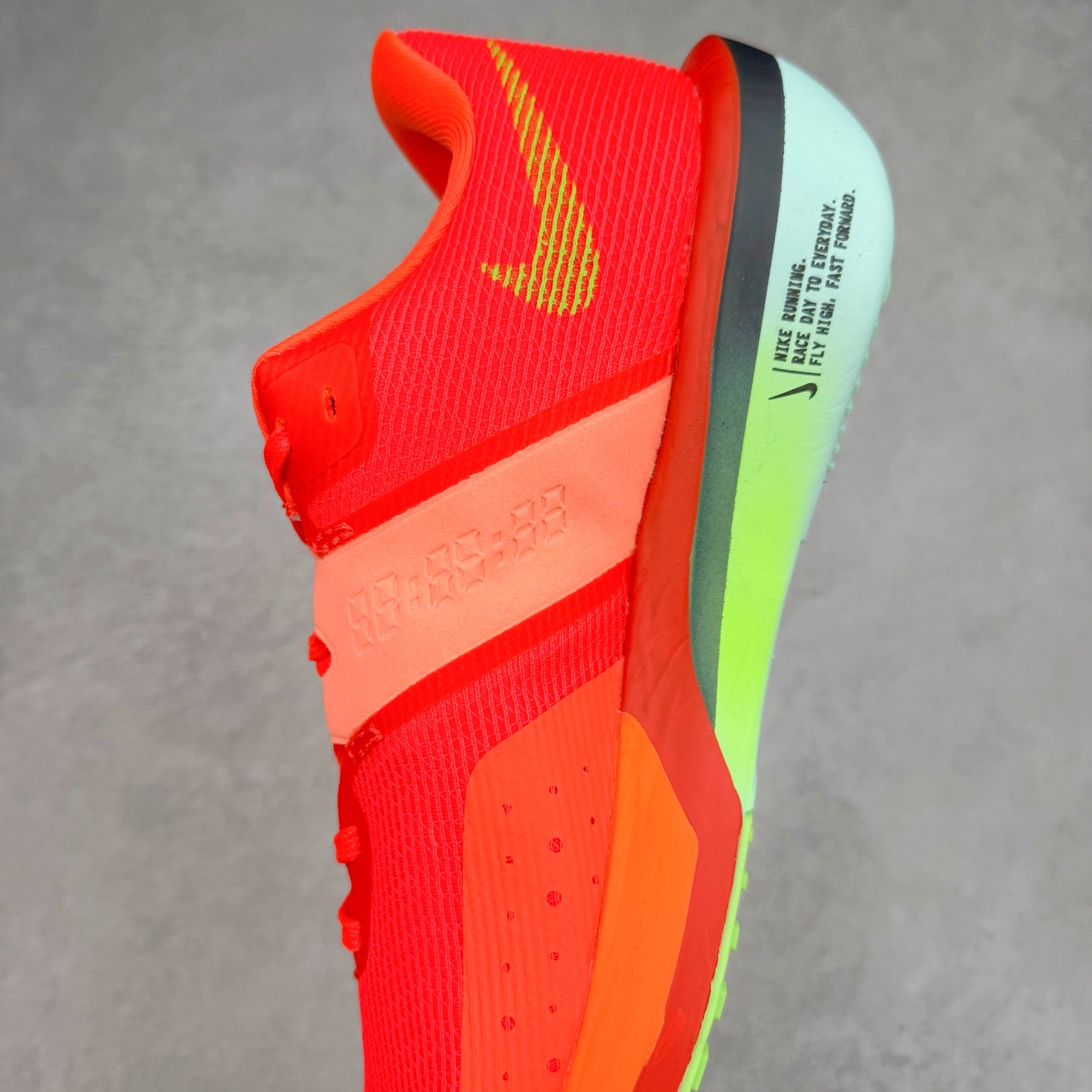 图片[7]-NK AIR Zoom RIVALFLY FK4代系列轻量飞织低帮休闲运动慢跑鞋 整体设计采用流线型的轻质工程网眼材质构成鞋面 并与其他 Running 旗舰鞋款同样搭载全脚掌 ZoomX 缓冲中底 搭配 Pebax 物料与橡胶外底 ZoomX StreakFly 首发配色以Prototype呈现 其灵感是来自开发期间的磨损测试 透过编号的标记与内侧的预期跑步距离突出研发过程 货号：FV6040-002 尺码：36 36.5 37.5 38 38.5 39 40 40.5 41 42 42.5 43 44 44.5 45-选品中心