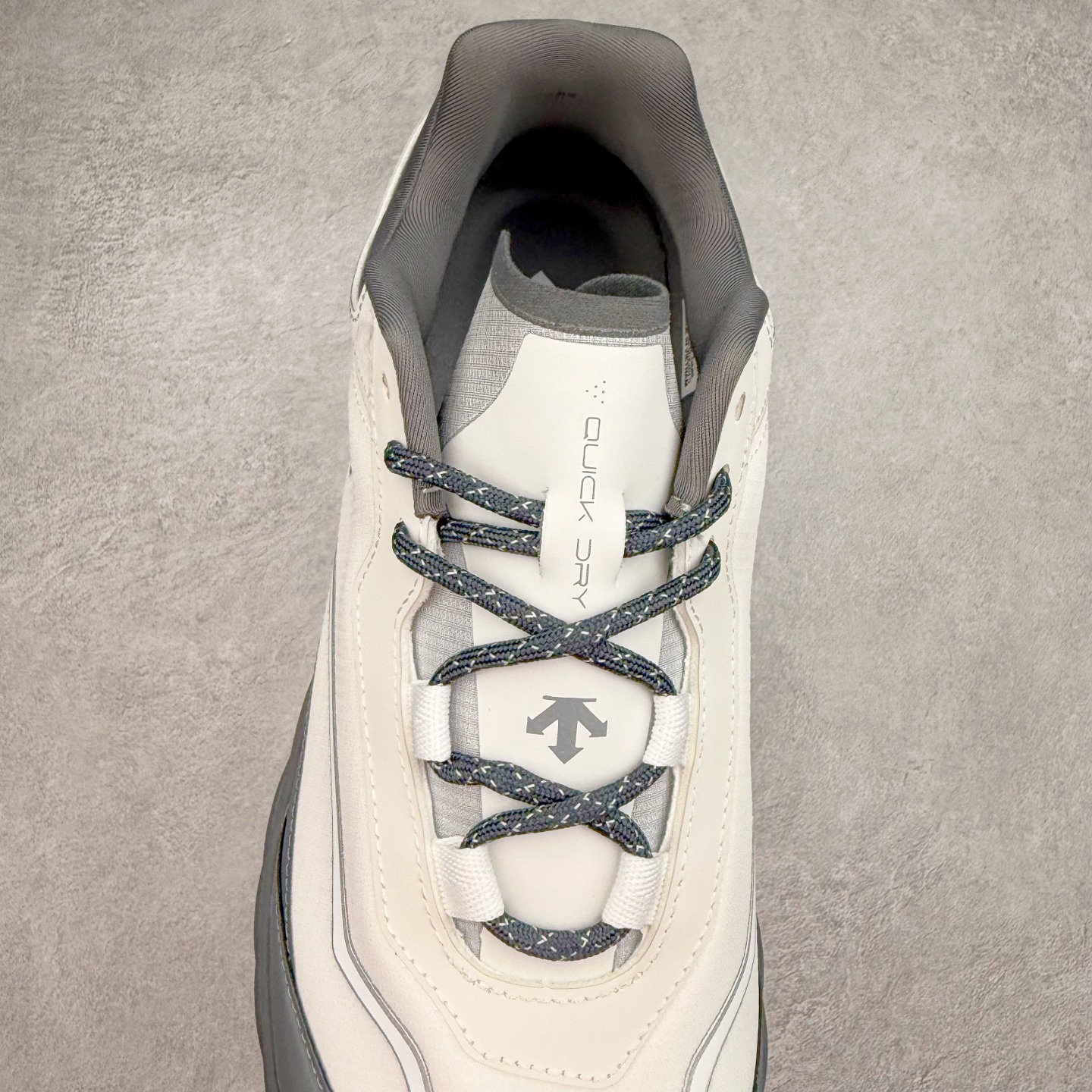 图片[5]-DESCENTE Terrain D 迪桑特舒适柔软防滑耐磨低帮生活休闲鞋 DESCENTE（迪桑特）创立于1935年，品牌名取自法语词汇，意为“滑降”。品牌箭头标识代表滑雪的三种技术“高速直线滑行”、“穿越”和“侧滑”，也寓意品牌在打造高端专业运动产品中不断追求完美的创新精神，致力于成为中国高端专业滑雪、综训、女子、铁人三项、高尔夫的第一品牌。尺码：39 40 40.5 41 42 42.5 43 44 44.5 45-选品中心