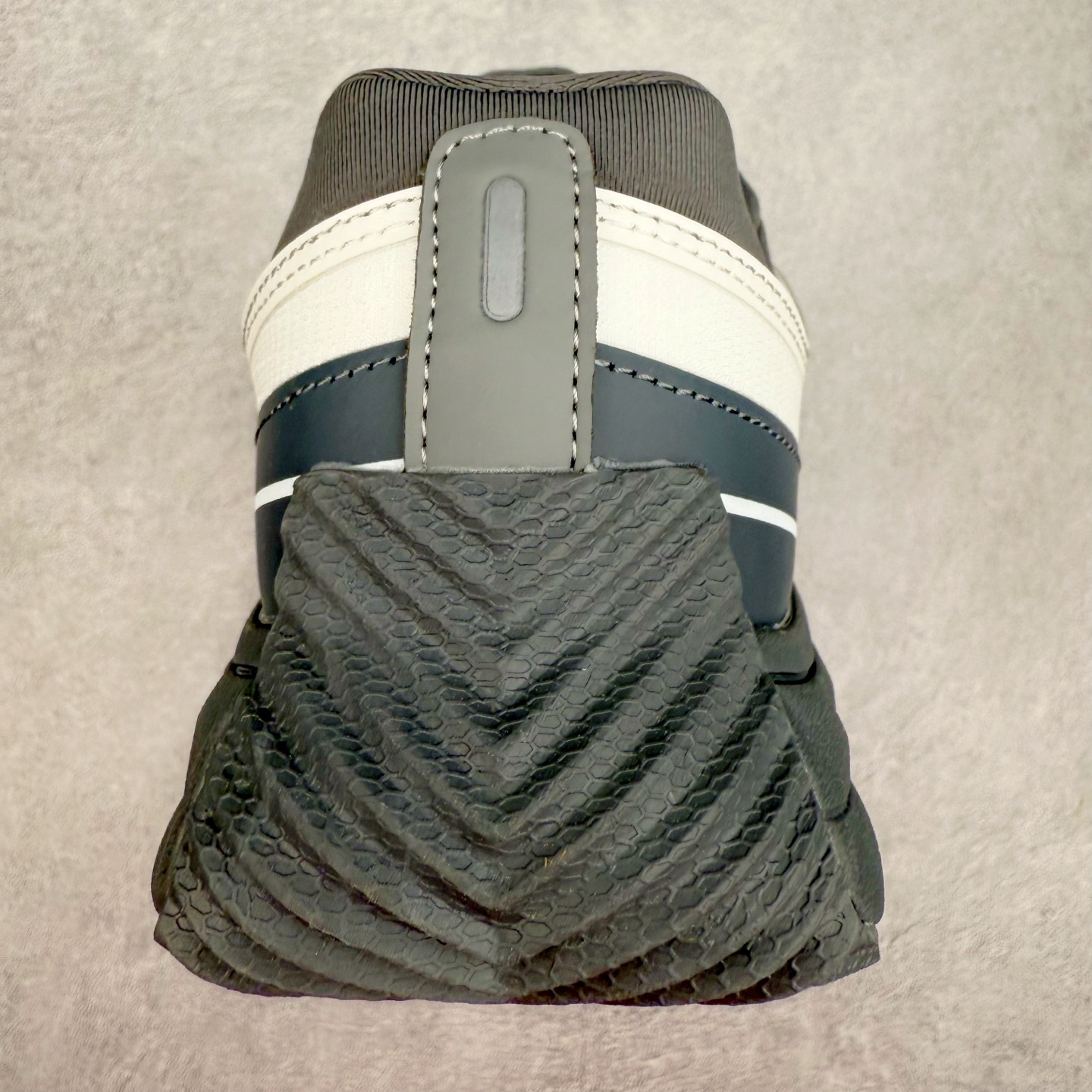 图片[8]-DESCENTE Terrain D 迪桑特舒适柔软防滑耐磨低帮生活休闲鞋 DESCENTE（迪桑特）创立于1935年，品牌名取自法语词汇，意为“滑降”。品牌箭头标识代表滑雪的三种技术“高速直线滑行”、“穿越”和“侧滑”，也寓意品牌在打造高端专业运动产品中不断追求完美的创新精神，致力于成为中国高端专业滑雪、综训、女子、铁人三项、高尔夫的第一品牌。尺码：39 40 40.5 41 42 42.5 43 44 44.5 45-选品中心