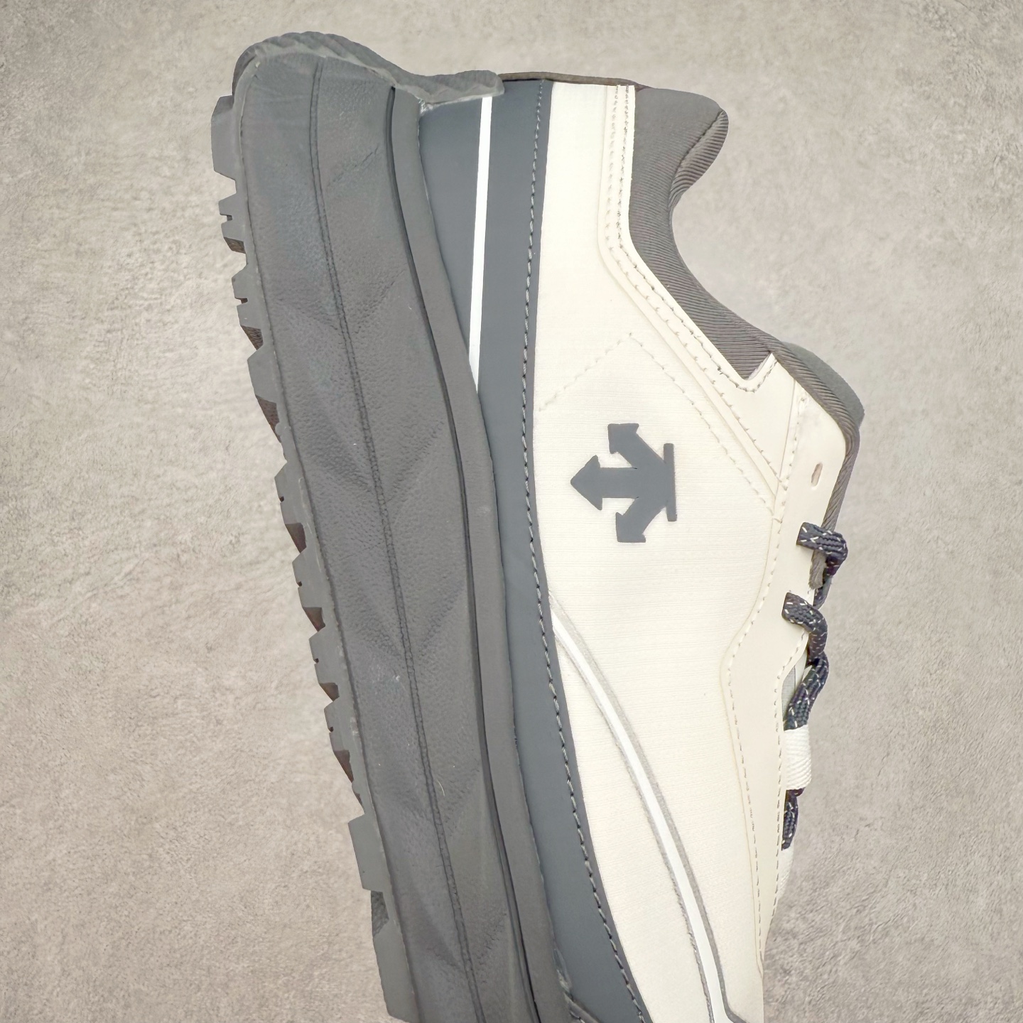 图片[6]-DESCENTE Terrain D 迪桑特舒适柔软防滑耐磨低帮生活休闲鞋 DESCENTE（迪桑特）创立于1935年，品牌名取自法语词汇，意为“滑降”。品牌箭头标识代表滑雪的三种技术“高速直线滑行”、“穿越”和“侧滑”，也寓意品牌在打造高端专业运动产品中不断追求完美的创新精神，致力于成为中国高端专业滑雪、综训、女子、铁人三项、高尔夫的第一品牌。尺码：39 40 40.5 41 42 42.5 43 44 44.5 45-选品中心