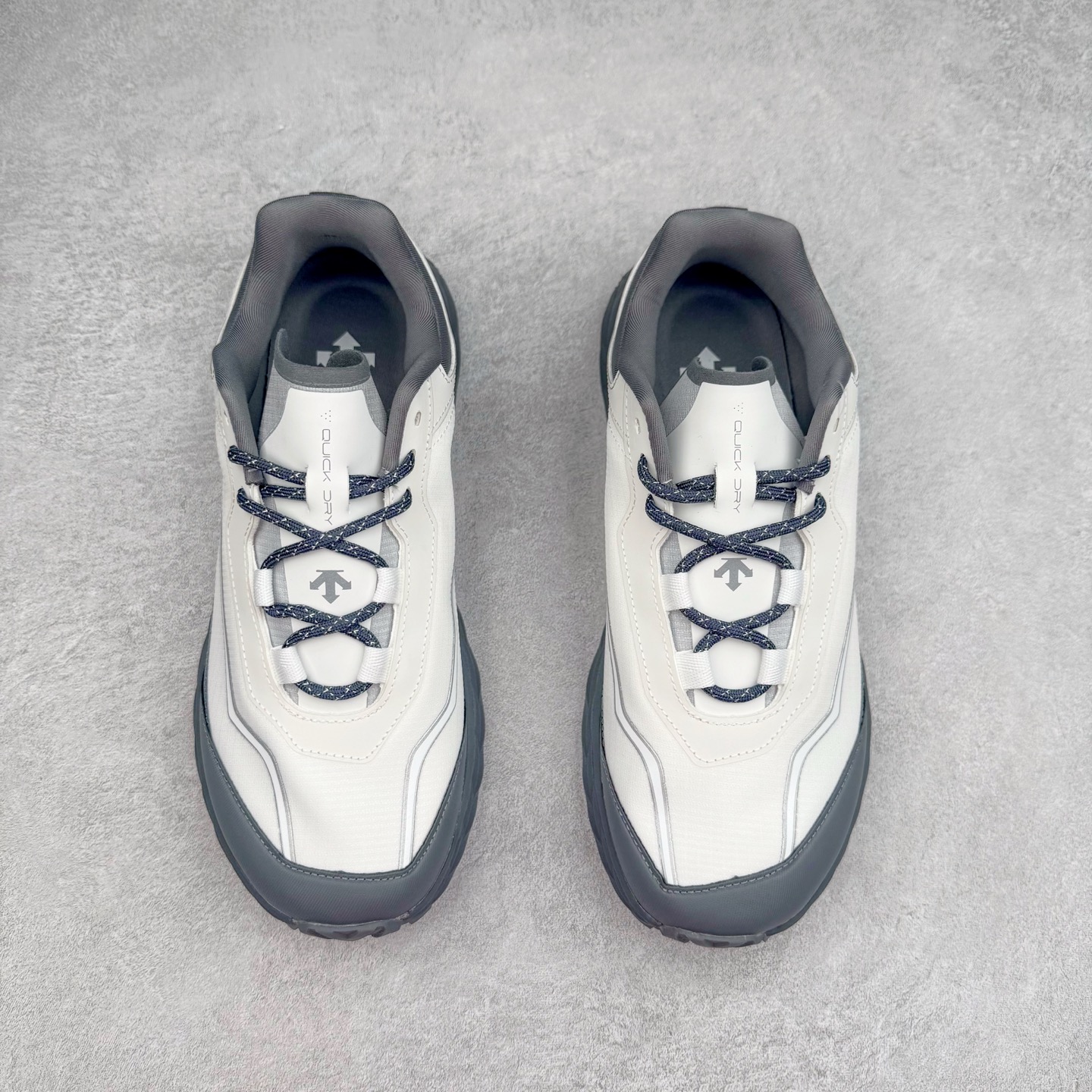 图片[2]-DESCENTE Terrain D 迪桑特舒适柔软防滑耐磨低帮生活休闲鞋 DESCENTE（迪桑特）创立于1935年，品牌名取自法语词汇，意为“滑降”。品牌箭头标识代表滑雪的三种技术“高速直线滑行”、“穿越”和“侧滑”，也寓意品牌在打造高端专业运动产品中不断追求完美的创新精神，致力于成为中国高端专业滑雪、综训、女子、铁人三项、高尔夫的第一品牌。尺码：39 40 40.5 41 42 42.5 43 44 44.5 45-选品中心