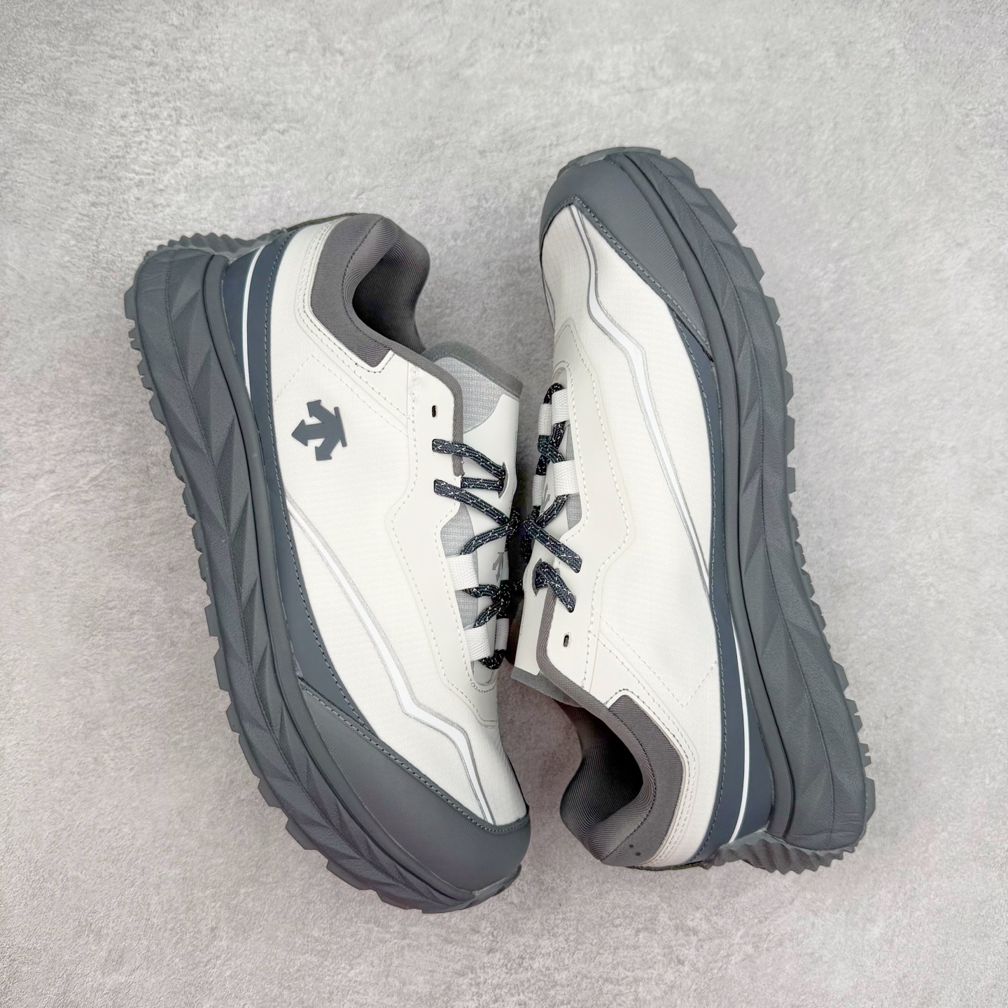 图片[3]-DESCENTE Terrain D 迪桑特舒适柔软防滑耐磨低帮生活休闲鞋 DESCENTE（迪桑特）创立于1935年，品牌名取自法语词汇，意为“滑降”。品牌箭头标识代表滑雪的三种技术“高速直线滑行”、“穿越”和“侧滑”，也寓意品牌在打造高端专业运动产品中不断追求完美的创新精神，致力于成为中国高端专业滑雪、综训、女子、铁人三项、高尔夫的第一品牌。尺码：39 40 40.5 41 42 42.5 43 44 44.5 45-选品中心