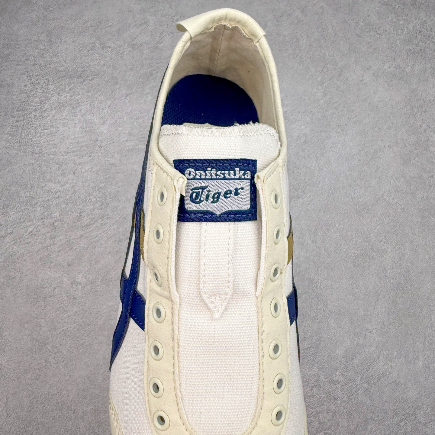 图片[5]-＃C版 Asics Onitsuka Tiger MEXICO 66 亚瑟士鬼冢虎复古经典板鞋 CNY 龙年限定 白红 市场王者选手 海外订单工厂出品 长期生产补货永不断码 超成熟稳定的做工品控 原装全套纸板楦头开发 原汁原味 完美呈现版型 私模正确鞋底咬花纹路 一比一鞋头弧度高度鞋身弧度 绝不口嗨 细节品控鞋型随意秒杀市面 原档咬花纹路私模大底 一个单元有六个三角形 总体形拼接呈现花瓣状 官方四联吊牌 原装Ortholite轻量化鞋垫 原盒原配 质保卡 说明书 钢印防尘纸 纸板中底带钢印 乳胶组合鞋垫 支持全方位的对比专柜 产品从款式颜色造型上体现出追求舒适和细节的完美 鞋类更是推崇手工制作的严谨与完美 融舒适性与可穿性的设计风格 注重细节的完美和别致魅力 既保持稳重 又不失轻松的时尚感 尺码：36 37 37.5 38 39 39.5 40 40.5 41.5 42 42.5 43.5 44 45-选品中心