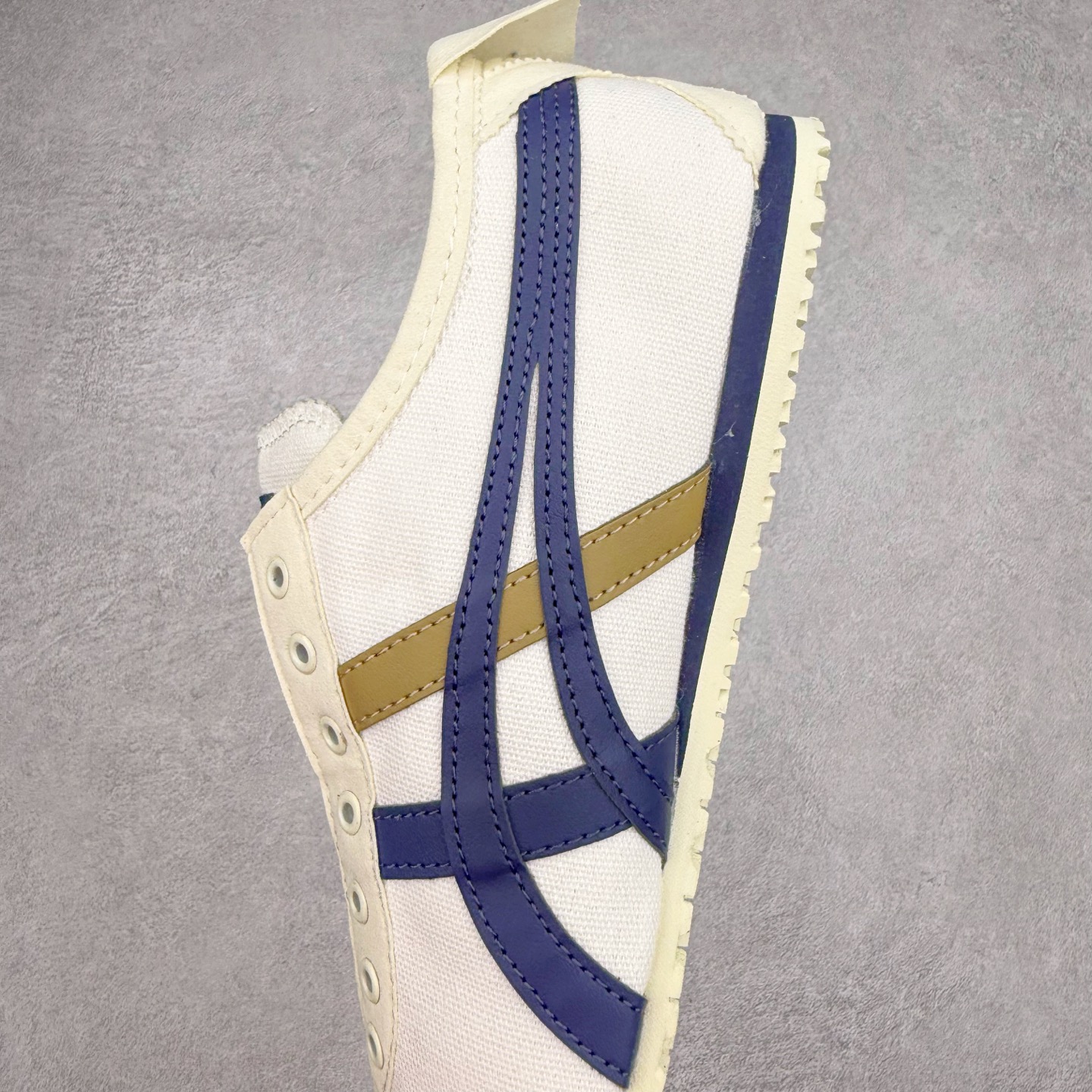 图片[7]-＃C版 Asics Onitsuka Tiger MEXICO 66 亚瑟士鬼冢虎复古经典板鞋 CNY 龙年限定 白红 市场王者选手 海外订单工厂出品 长期生产补货永不断码 超成熟稳定的做工品控 原装全套纸板楦头开发 原汁原味 完美呈现版型 私模正确鞋底咬花纹路 一比一鞋头弧度高度鞋身弧度 绝不口嗨 细节品控鞋型随意秒杀市面 原档咬花纹路私模大底 一个单元有六个三角形 总体形拼接呈现花瓣状 官方四联吊牌 原装Ortholite轻量化鞋垫 原盒原配 质保卡 说明书 钢印防尘纸 纸板中底带钢印 乳胶组合鞋垫 支持全方位的对比专柜 产品从款式颜色造型上体现出追求舒适和细节的完美 鞋类更是推崇手工制作的严谨与完美 融舒适性与可穿性的设计风格 注重细节的完美和别致魅力 既保持稳重 又不失轻松的时尚感 尺码：36 37 37.5 38 39 39.5 40 40.5 41.5 42 42.5 43.5 44 45-选品中心