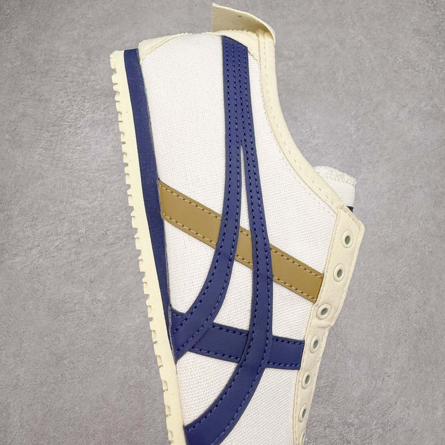 图片[6]-＃C版 Asics Onitsuka Tiger MEXICO 66 亚瑟士鬼冢虎复古经典板鞋 CNY 龙年限定 白红 市场王者选手 海外订单工厂出品 长期生产补货永不断码 超成熟稳定的做工品控 原装全套纸板楦头开发 原汁原味 完美呈现版型 私模正确鞋底咬花纹路 一比一鞋头弧度高度鞋身弧度 绝不口嗨 细节品控鞋型随意秒杀市面 原档咬花纹路私模大底 一个单元有六个三角形 总体形拼接呈现花瓣状 官方四联吊牌 原装Ortholite轻量化鞋垫 原盒原配 质保卡 说明书 钢印防尘纸 纸板中底带钢印 乳胶组合鞋垫 支持全方位的对比专柜 产品从款式颜色造型上体现出追求舒适和细节的完美 鞋类更是推崇手工制作的严谨与完美 融舒适性与可穿性的设计风格 注重细节的完美和别致魅力 既保持稳重 又不失轻松的时尚感 尺码：36 37 37.5 38 39 39.5 40 40.5 41.5 42 42.5 43.5 44 45-选品中心