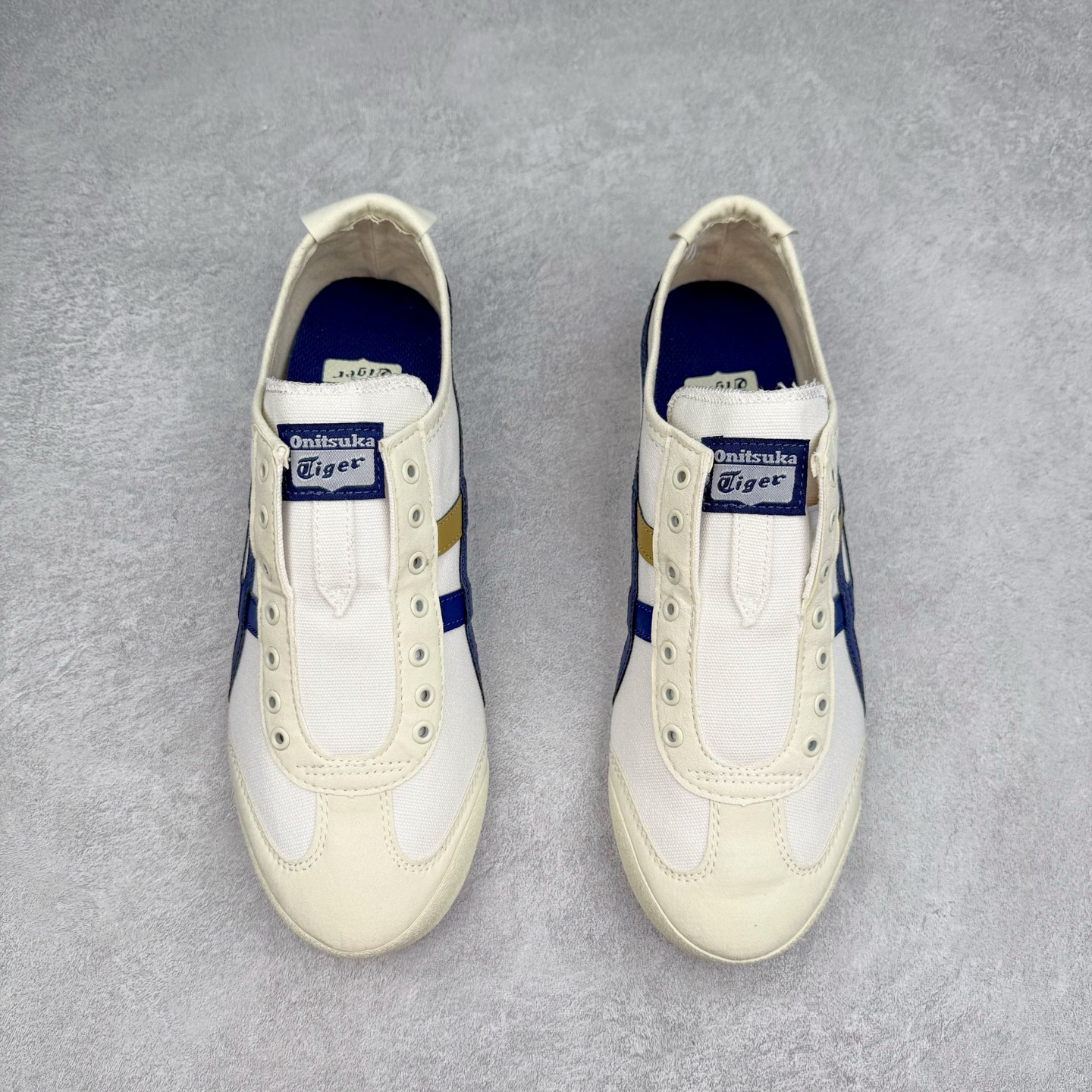 图片[2]-＃C版 Asics Onitsuka Tiger MEXICO 66 亚瑟士鬼冢虎复古经典板鞋 CNY 龙年限定 白红 市场王者选手 海外订单工厂出品 长期生产补货永不断码 超成熟稳定的做工品控 原装全套纸板楦头开发 原汁原味 完美呈现版型 私模正确鞋底咬花纹路 一比一鞋头弧度高度鞋身弧度 绝不口嗨 细节品控鞋型随意秒杀市面 原档咬花纹路私模大底 一个单元有六个三角形 总体形拼接呈现花瓣状 官方四联吊牌 原装Ortholite轻量化鞋垫 原盒原配 质保卡 说明书 钢印防尘纸 纸板中底带钢印 乳胶组合鞋垫 支持全方位的对比专柜 产品从款式颜色造型上体现出追求舒适和细节的完美 鞋类更是推崇手工制作的严谨与完美 融舒适性与可穿性的设计风格 注重细节的完美和别致魅力 既保持稳重 又不失轻松的时尚感 尺码：36 37 37.5 38 39 39.5 40 40.5 41.5 42 42.5 43.5 44 45-选品中心